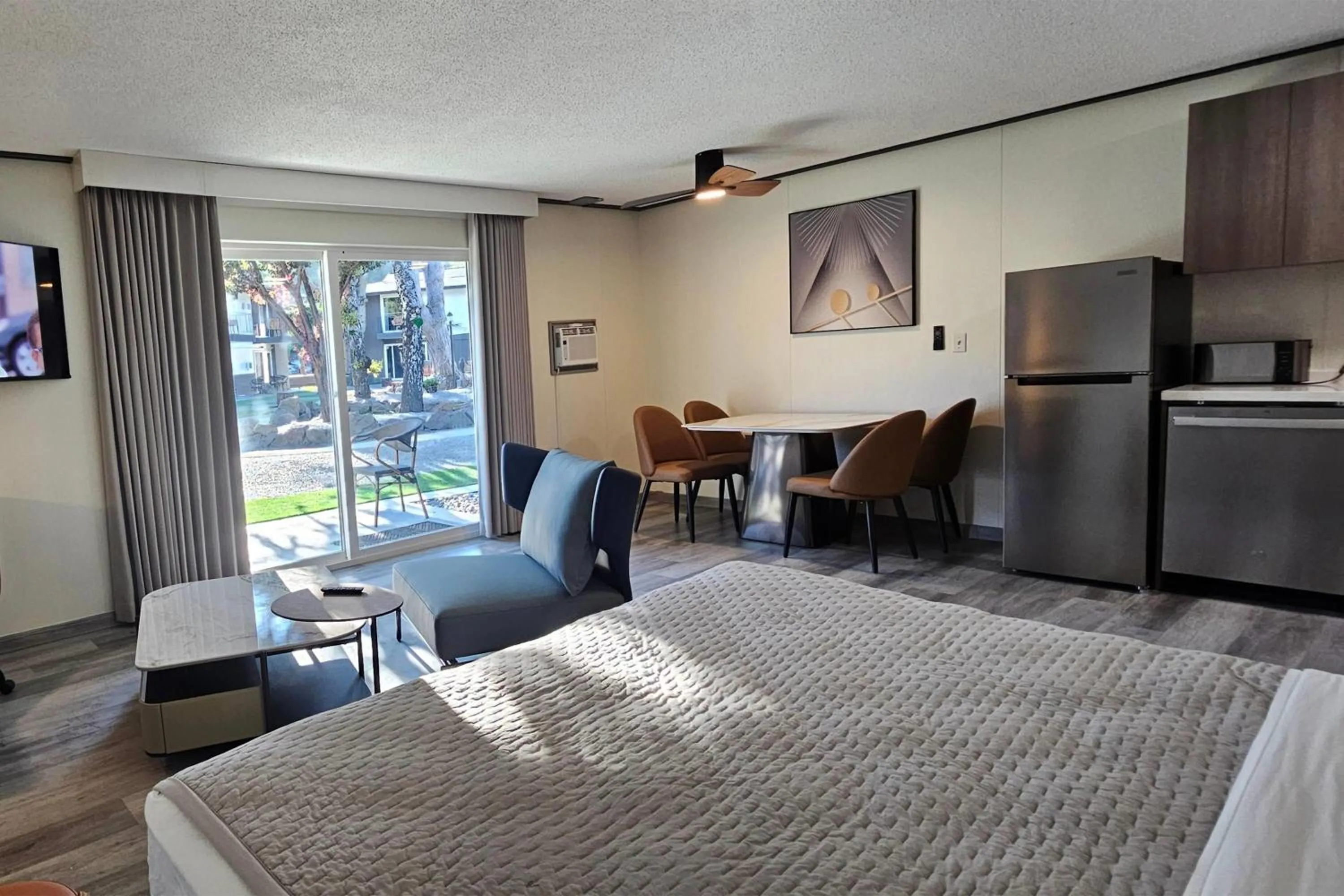 Photo of the whole room, Bed in Interurban Suites Hotel, a Dazzler Select by Wyndham