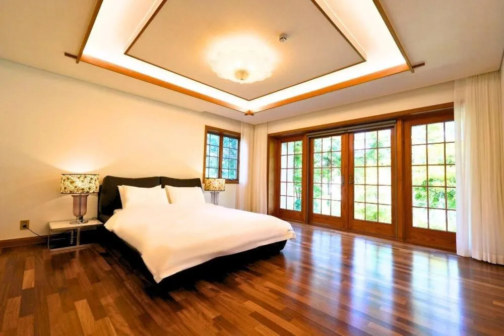 Bedroom, Bed in Le comte bleu