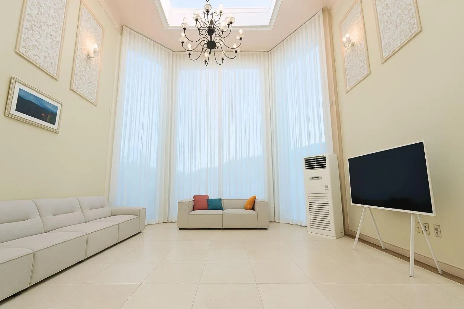 TV and multimedia in Le comte bleu