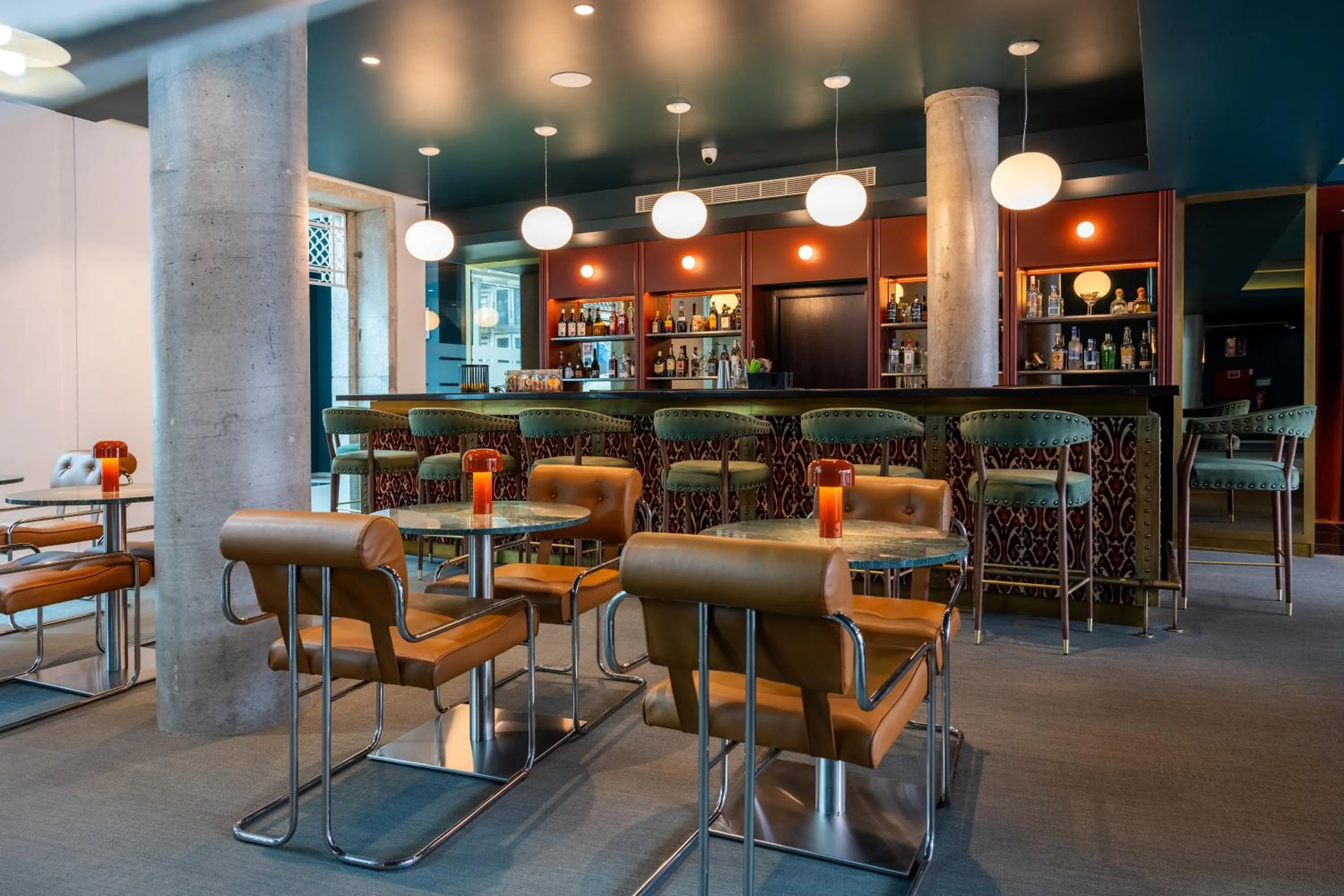 Lounge or bar in Cenica Porto Hotel, Curio Collection By Hilton