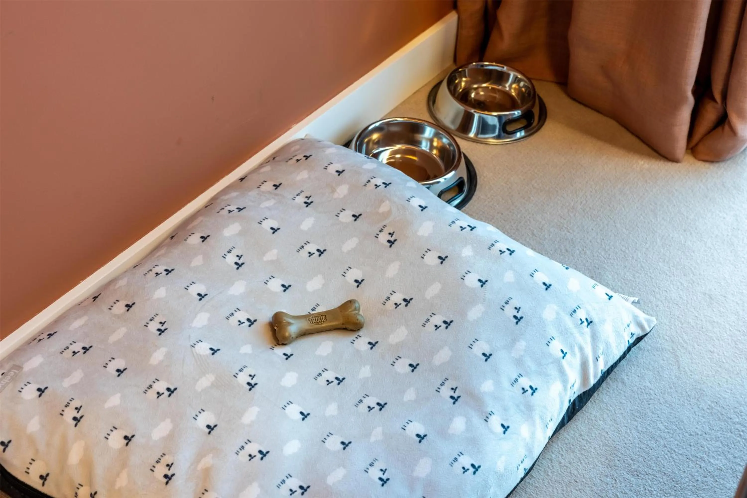 Photo of the whole room, Bed in Cenica Porto Hotel, Curio Collection By Hilton