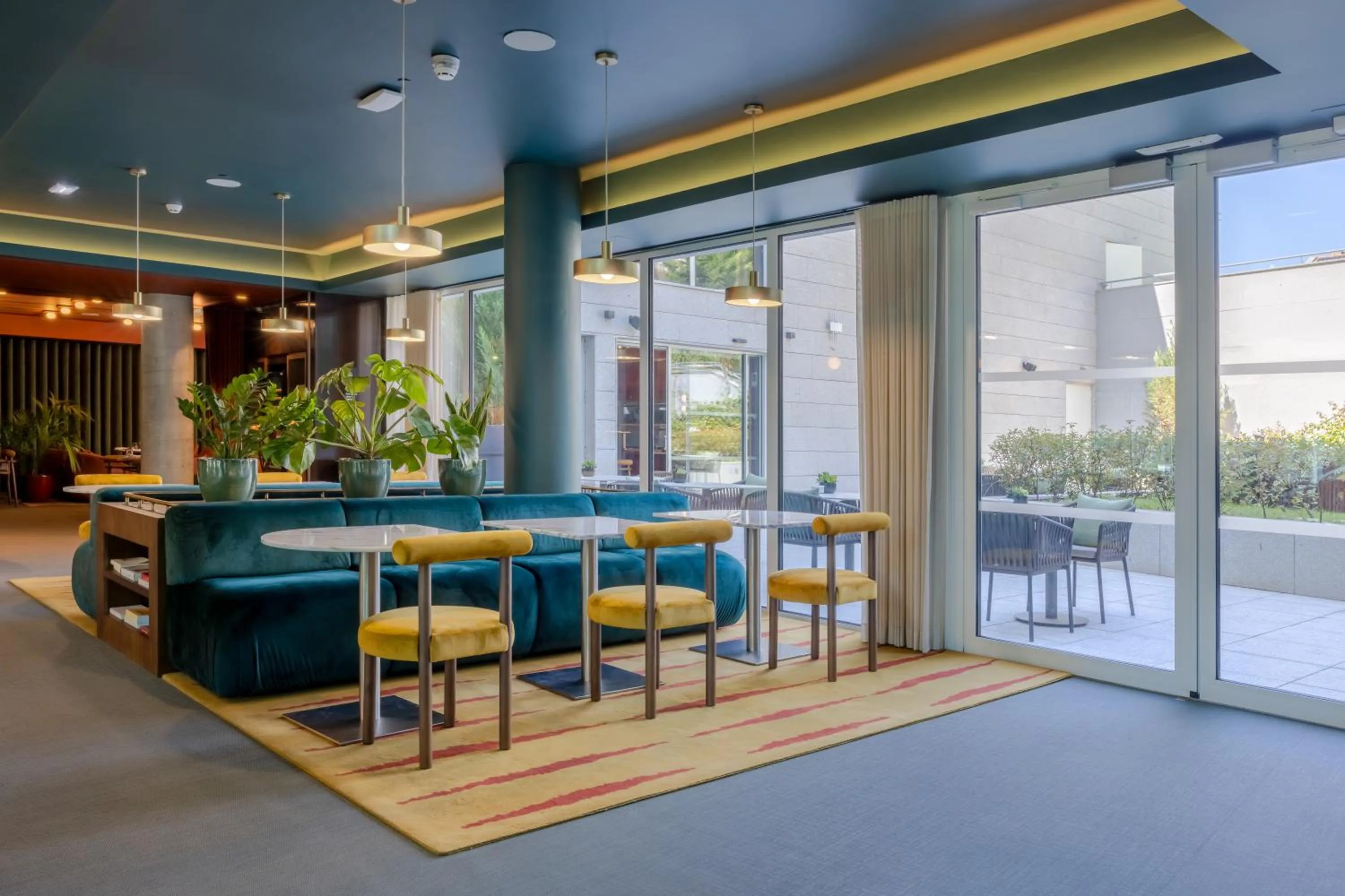 Lounge or bar in Cenica Porto Hotel, Curio Collection By Hilton