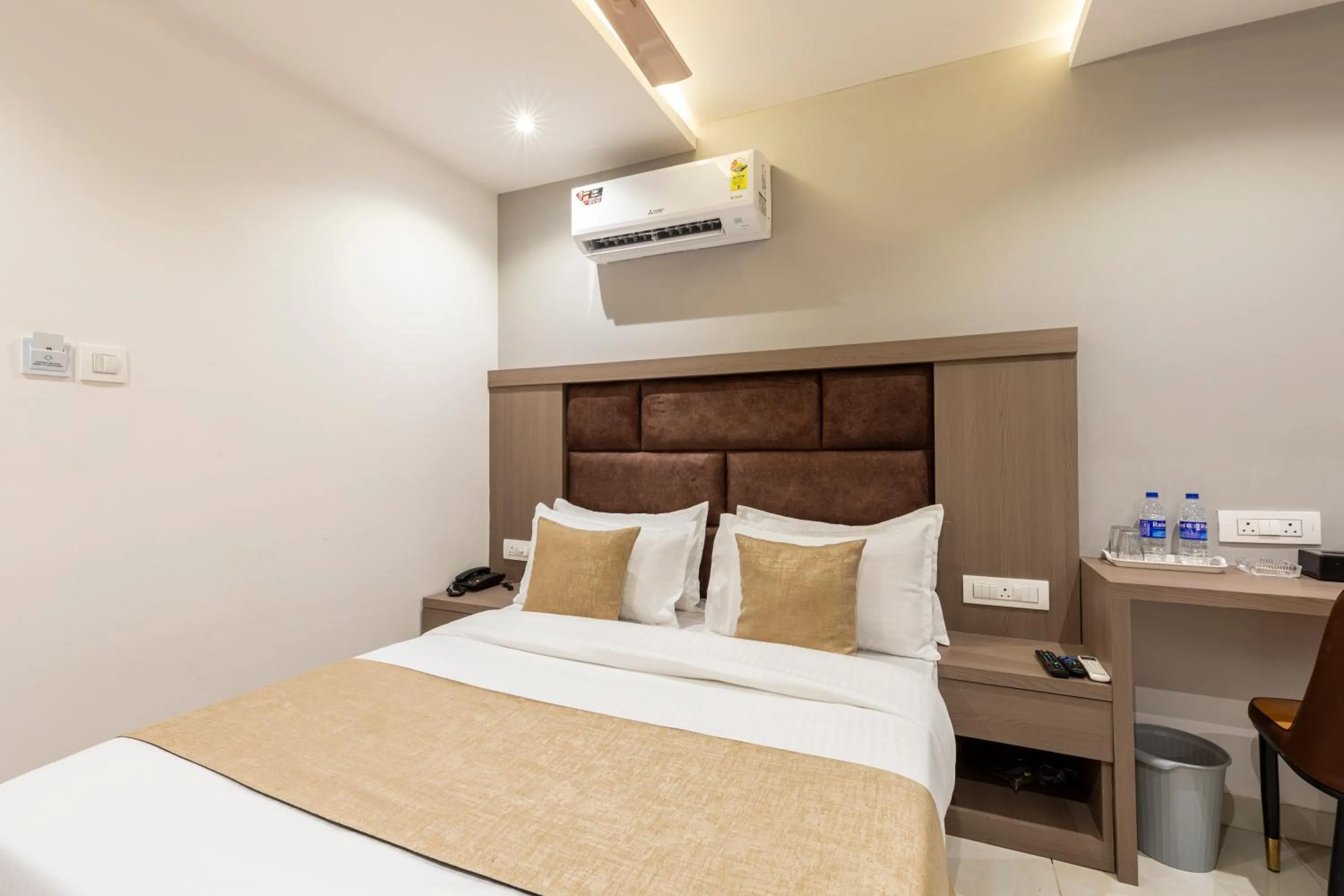 Bed in Hotel MetroMax Andheri