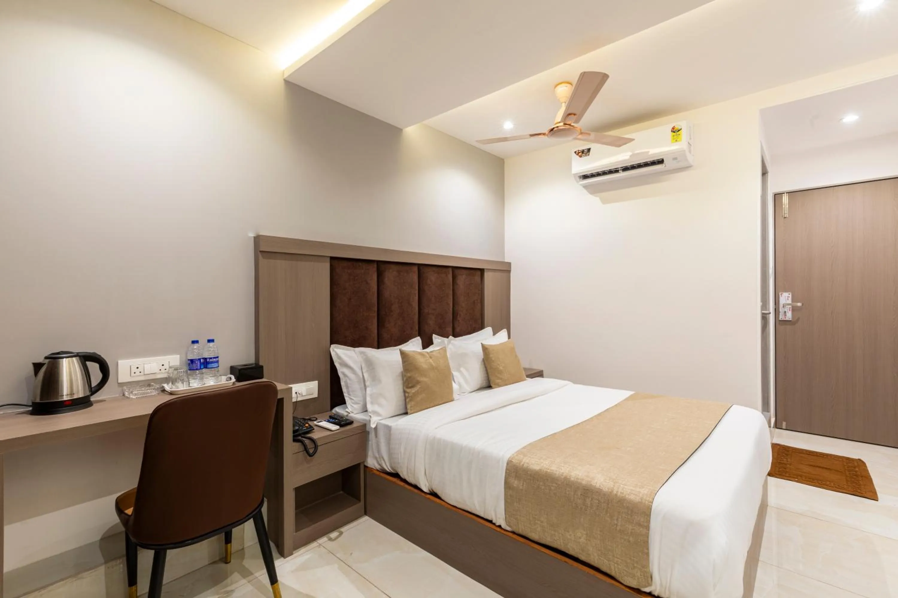 Bed in Hotel MetroMax Andheri