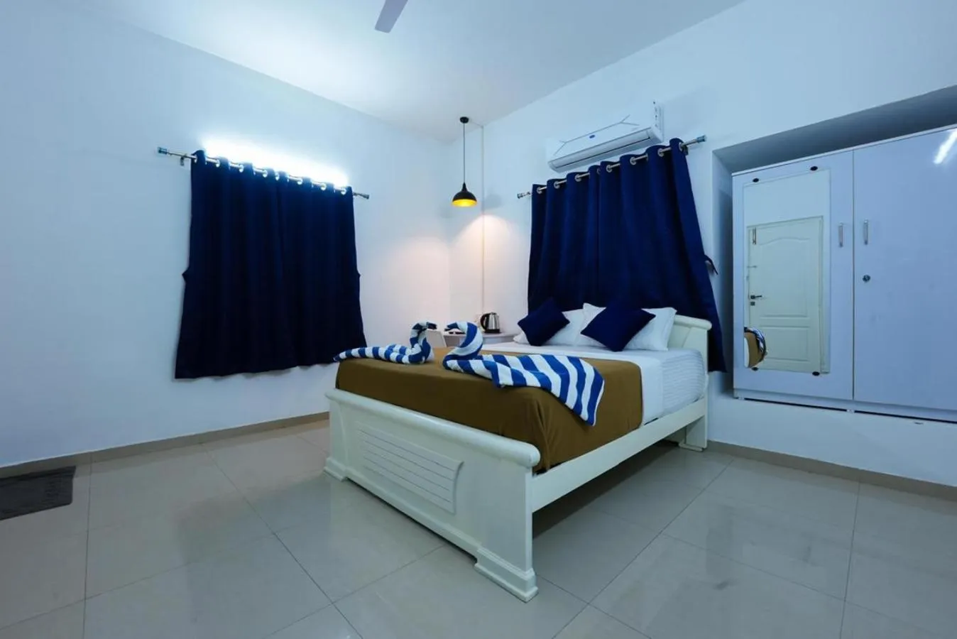 Bed in Madras Inn Nungambakam