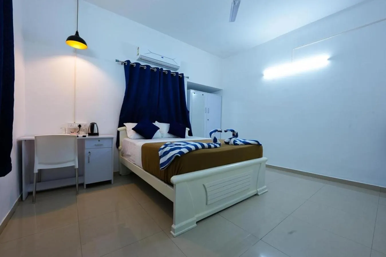 Bed in Madras Inn Nungambakam