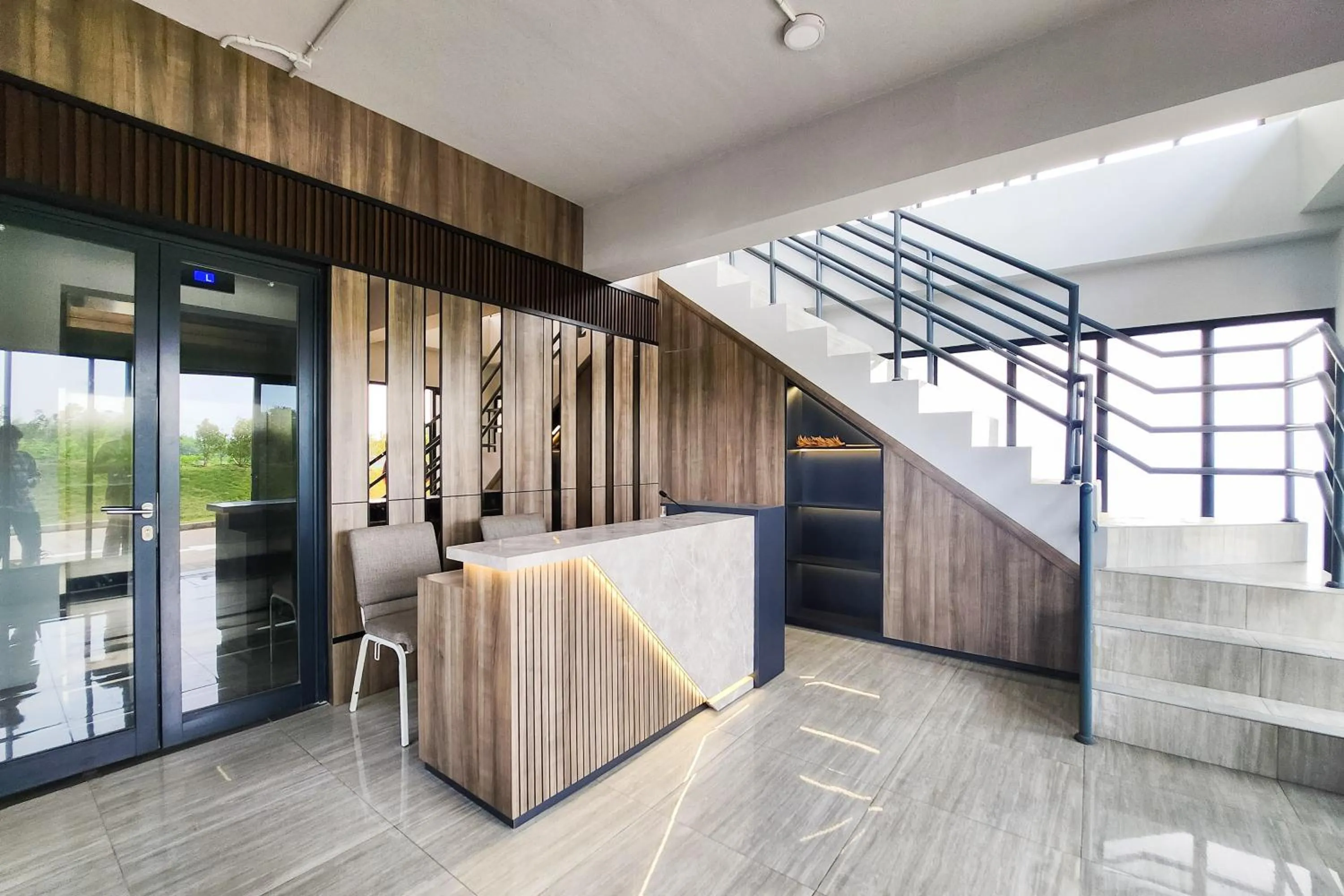 Lobby or reception in RedLiving Apartemen Riverdale Cikarang - Star Rooms