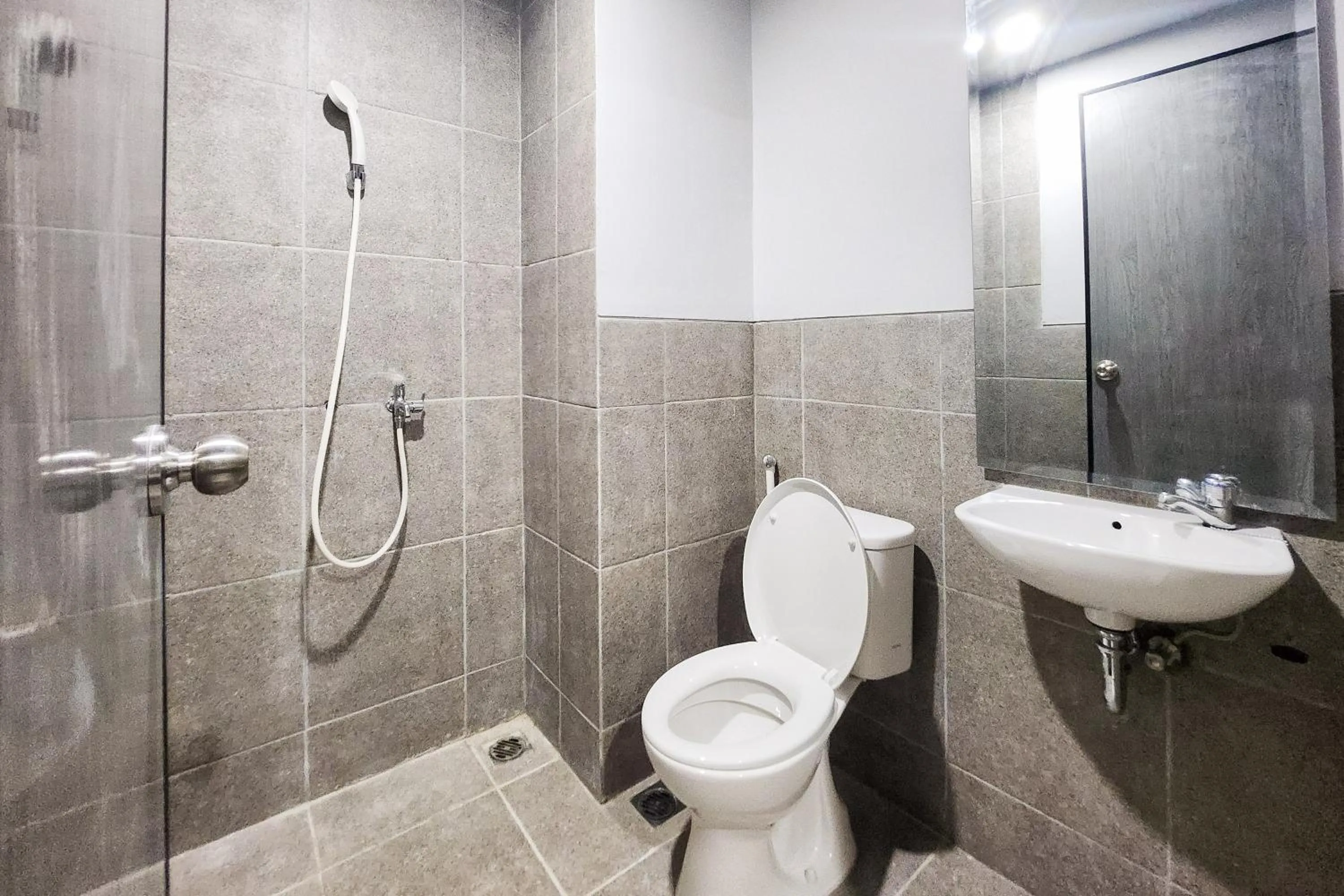 Shower in RedLiving Apartemen Riverdale Cikarang - Star Rooms