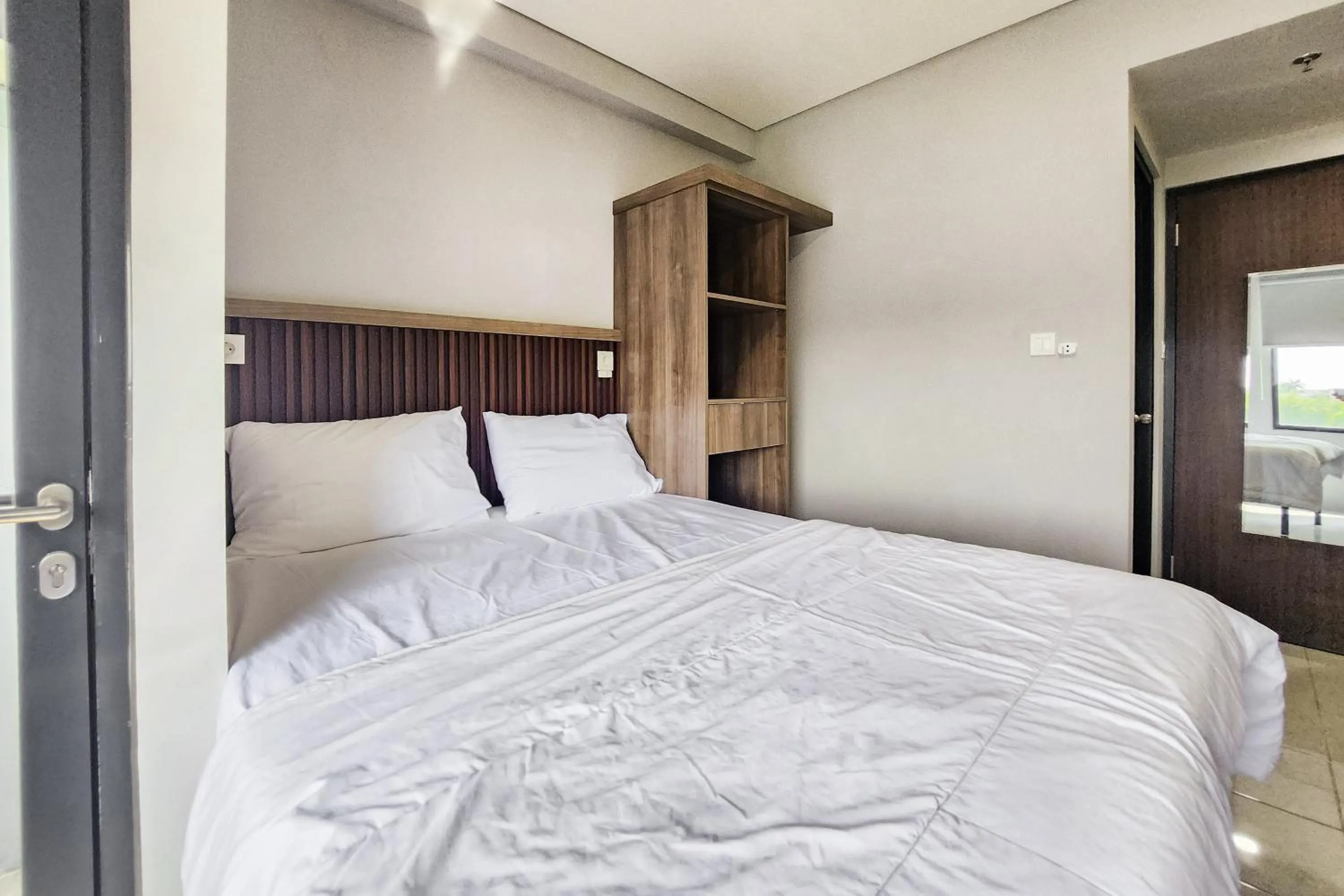 Bedroom, Bed in RedLiving Apartemen Riverdale Cikarang - Star Rooms