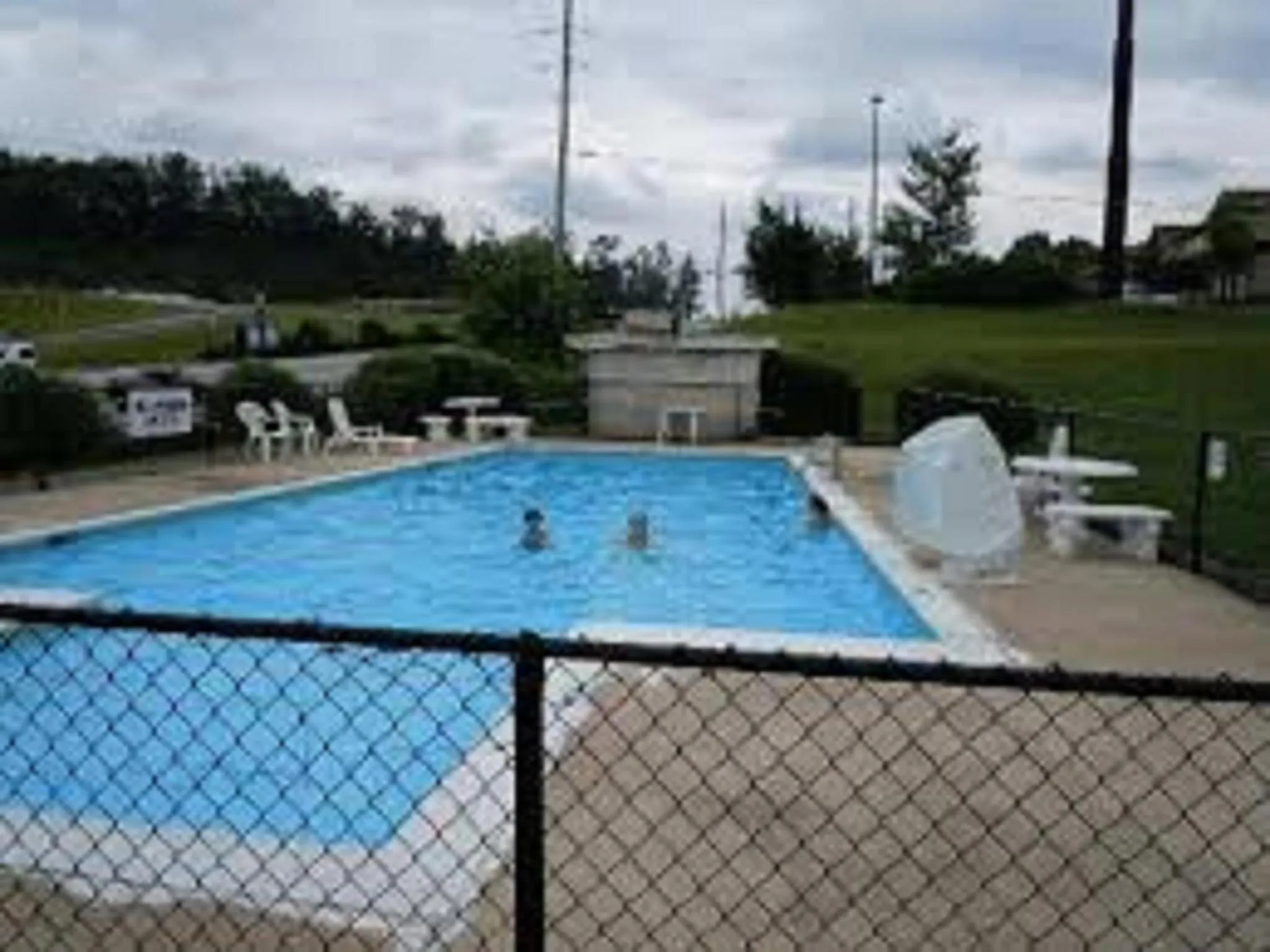 Swimming pool in Scottish Inns - Commerce