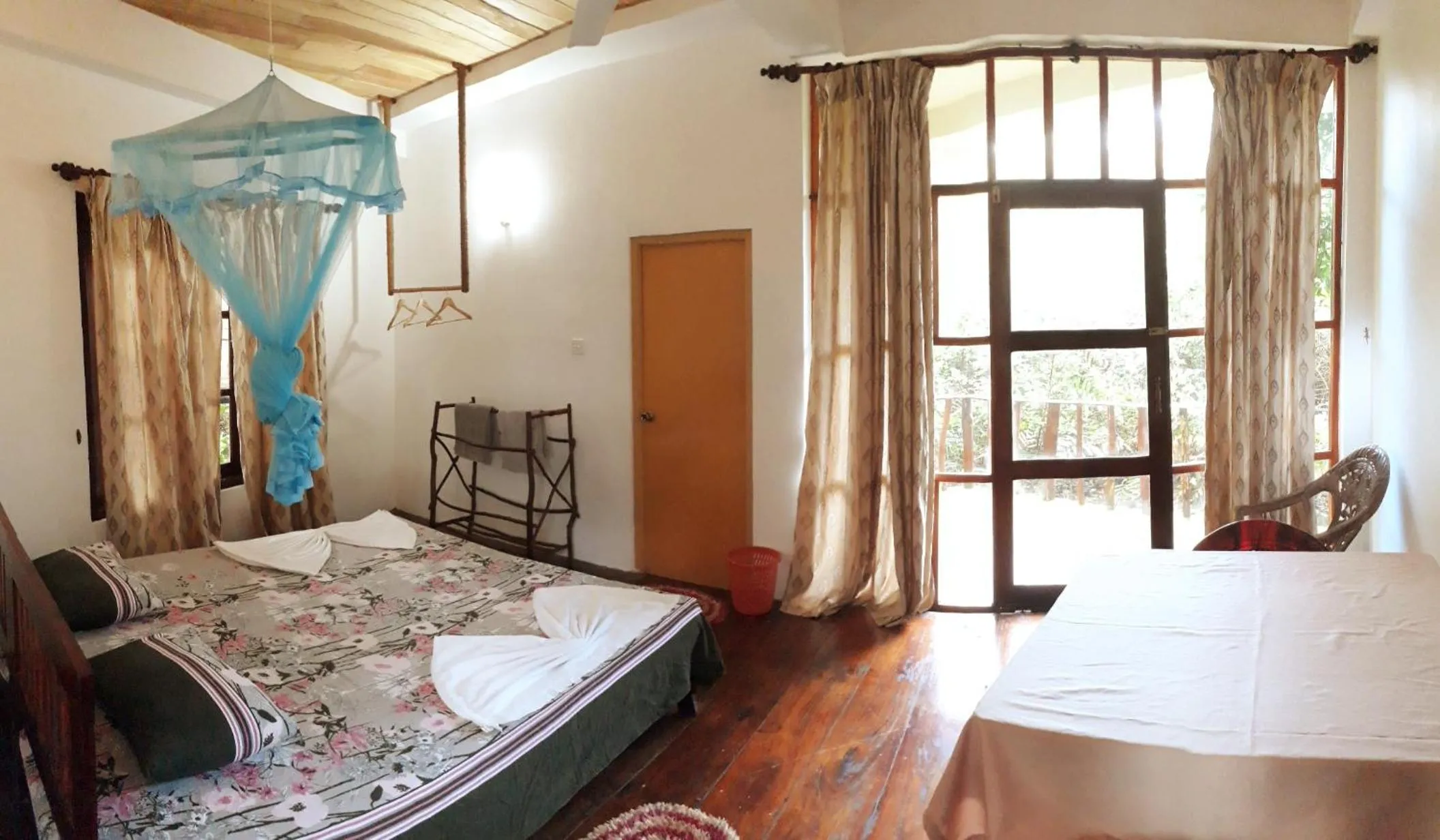 Photo of the whole room, Bed in Seasons Four Mini Jungle Cabana