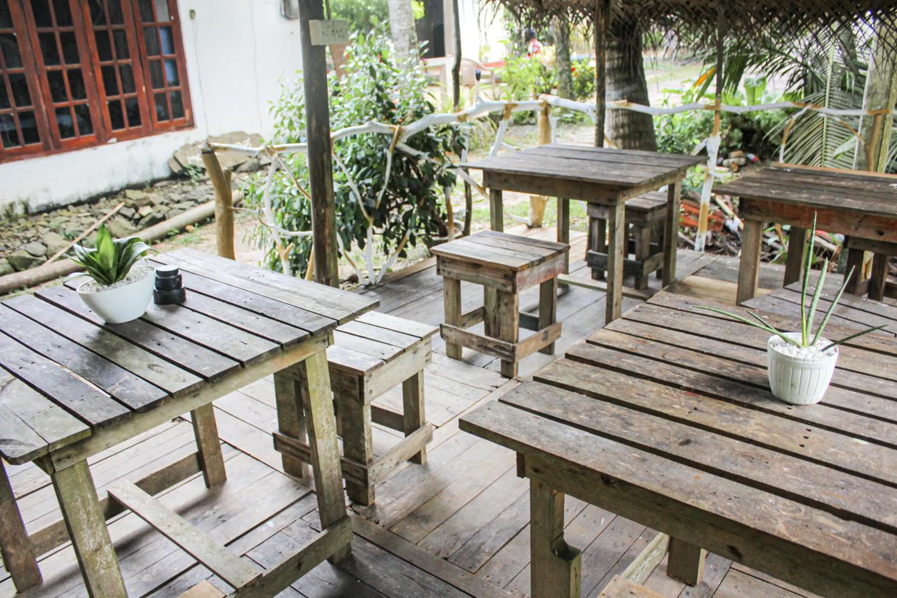 Restaurant/places to eat in Seasons Four Mini Jungle Cabana