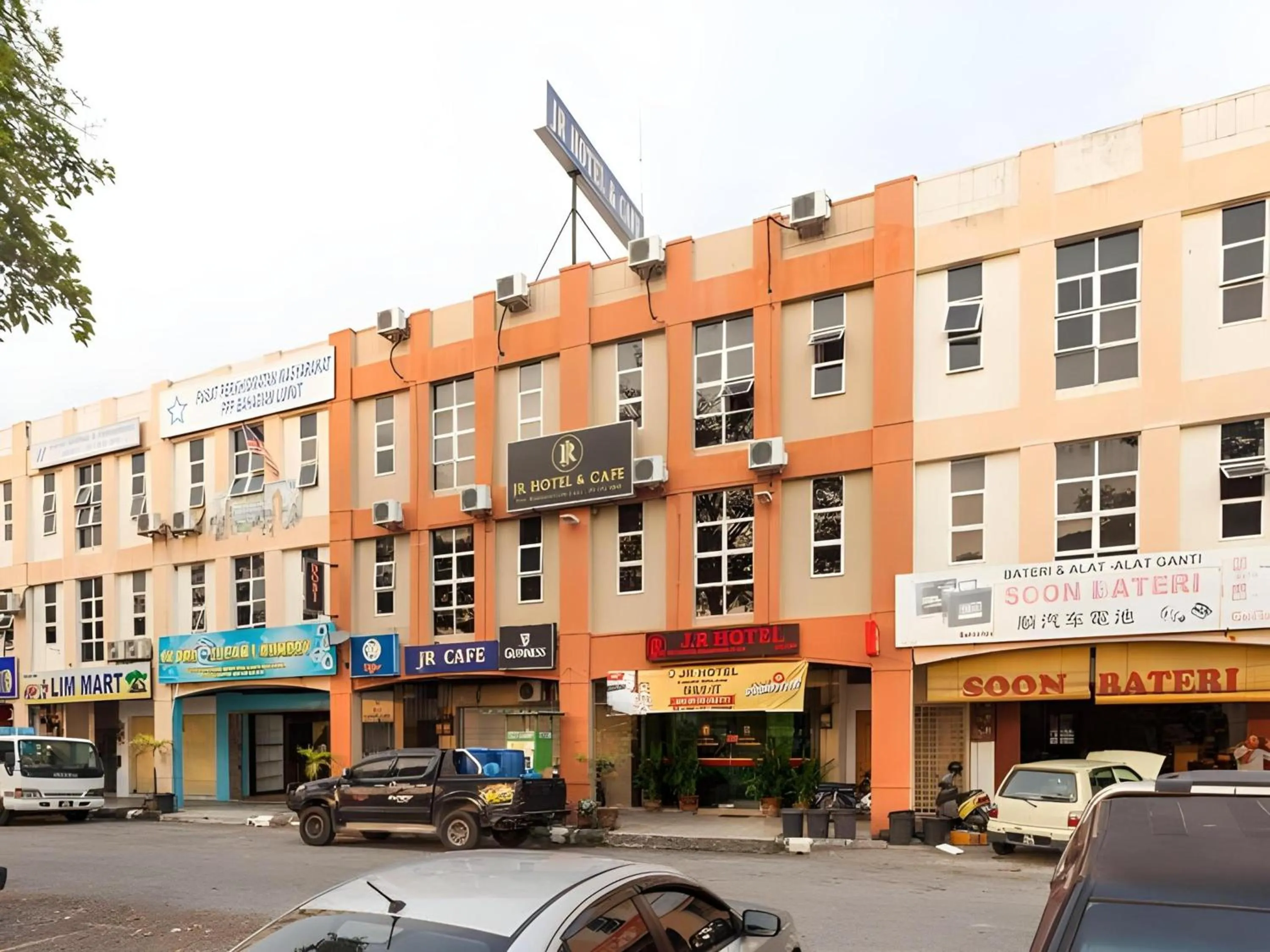 Property building in Hotel O Captain Hotel Cafe & Bistro