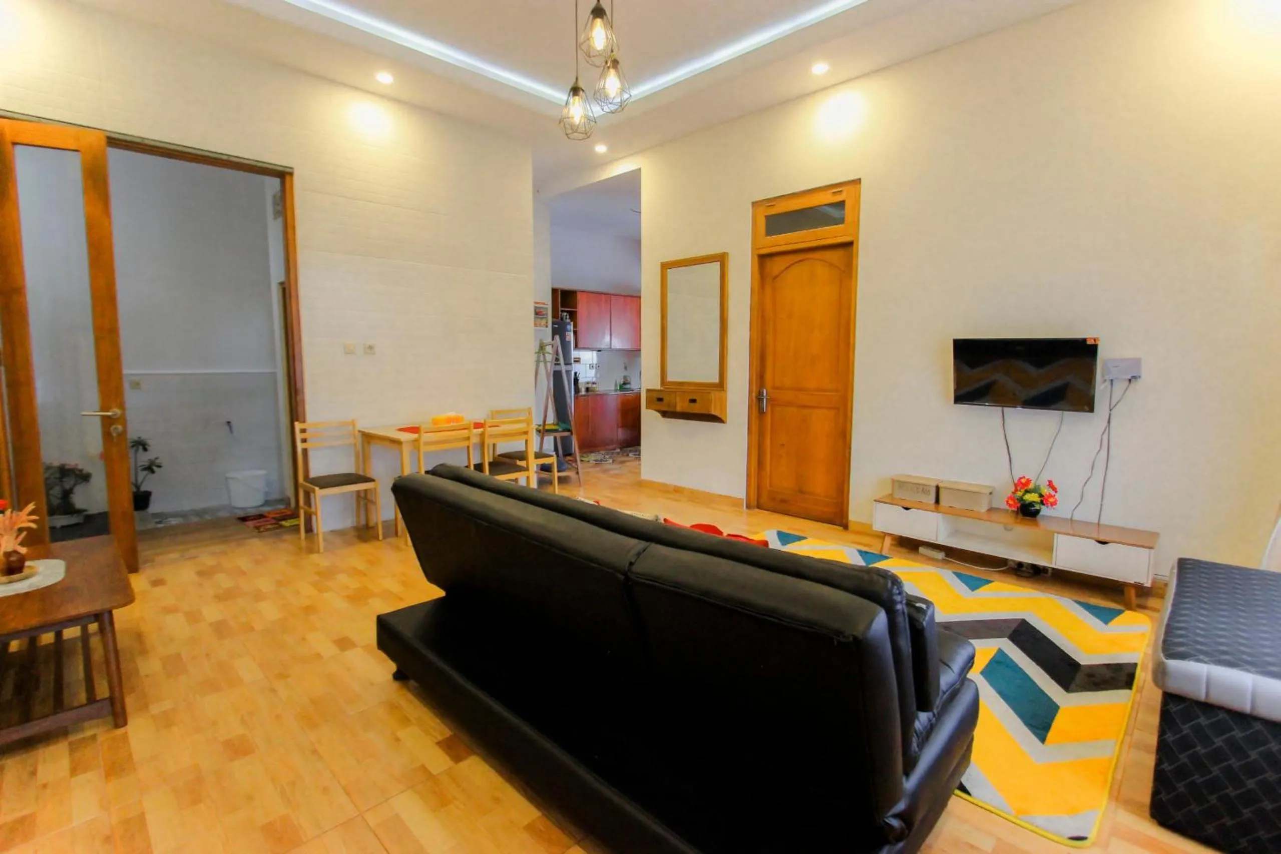 Communal lounge/ TV room in Villa D'Maguwo Suites