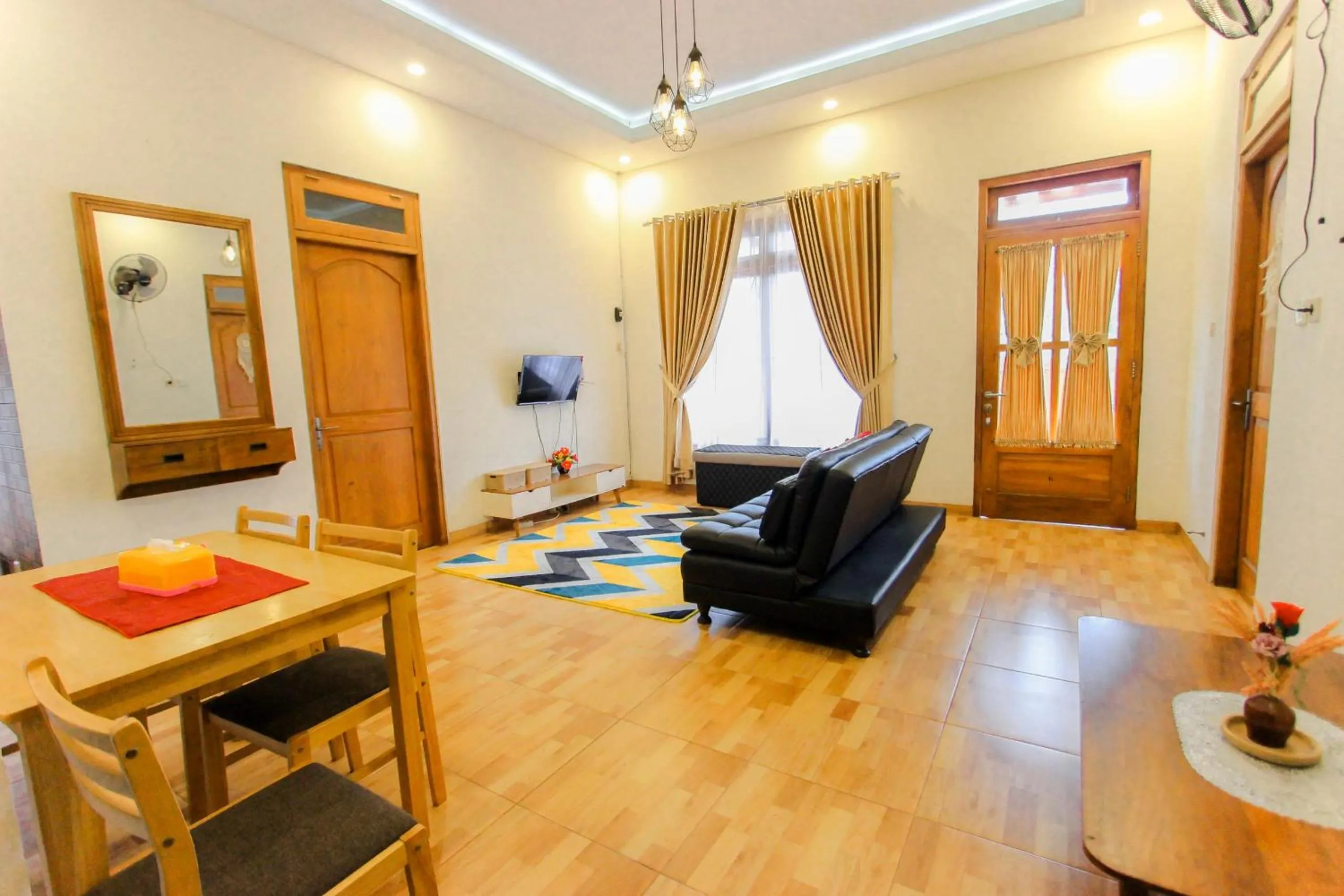 TV and multimedia in Villa D'Maguwo Suites