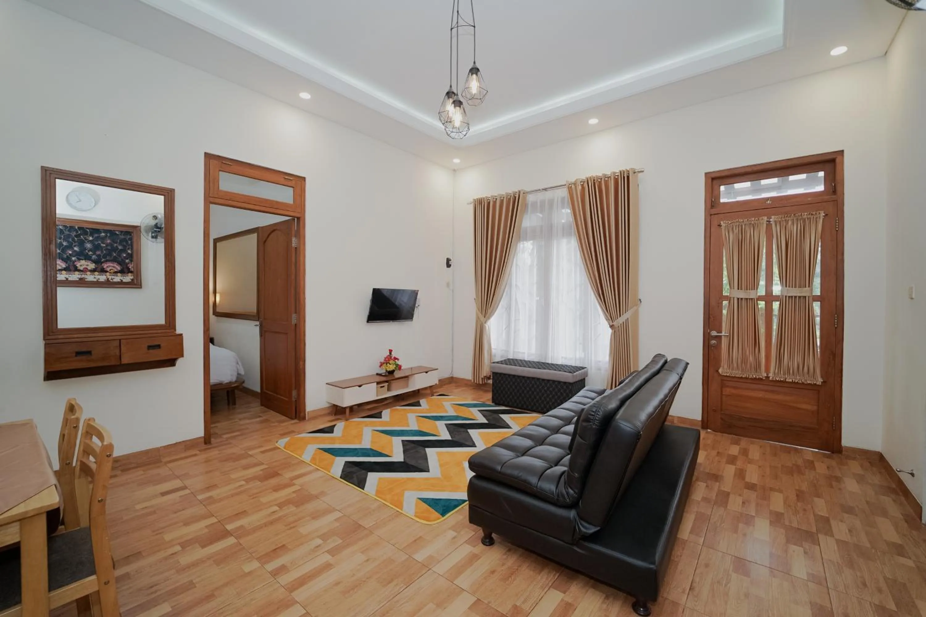 Communal lounge/ TV room in Villa D'Maguwo Suites