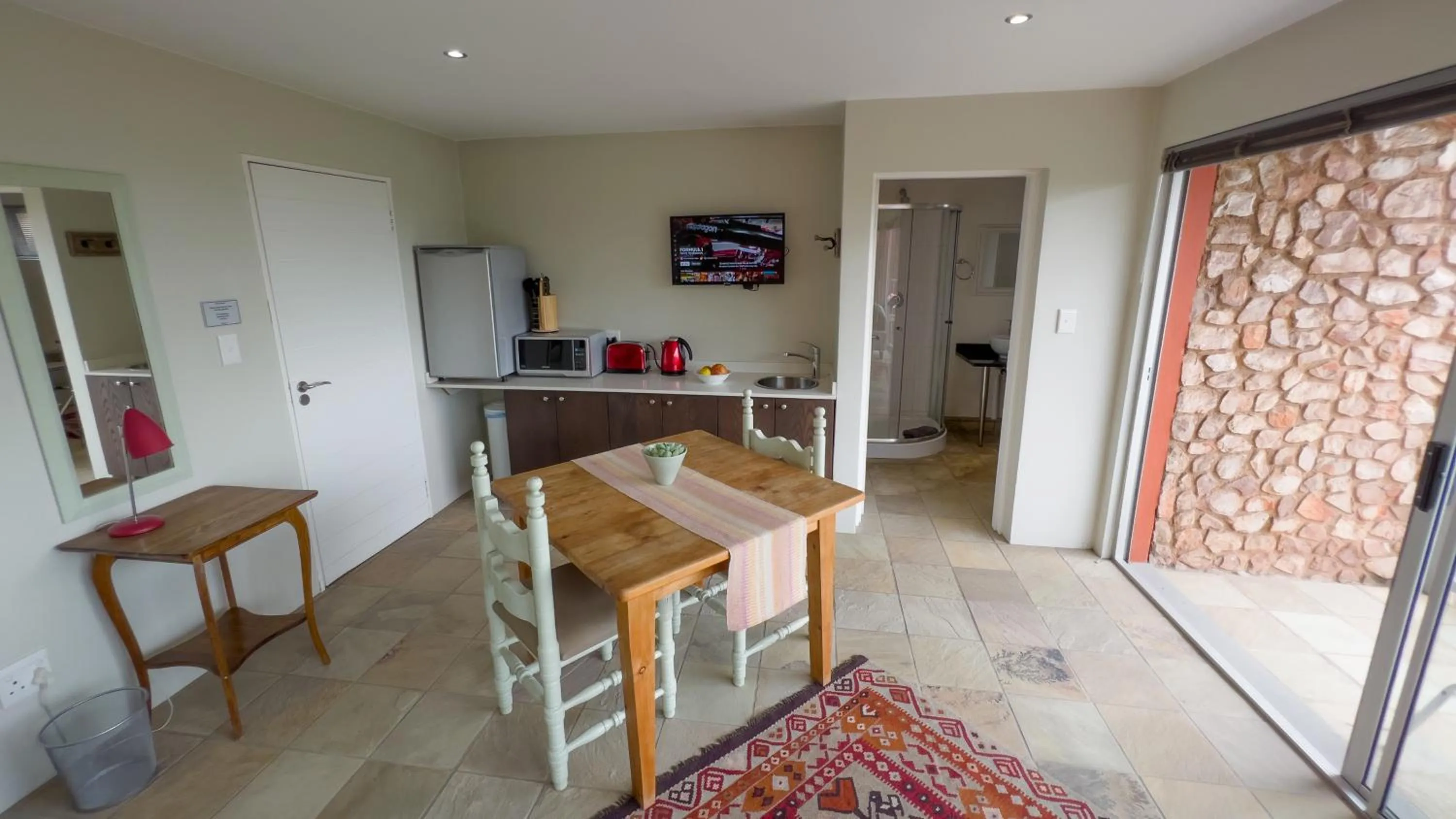 TV and multimedia in Orangerie Guest House