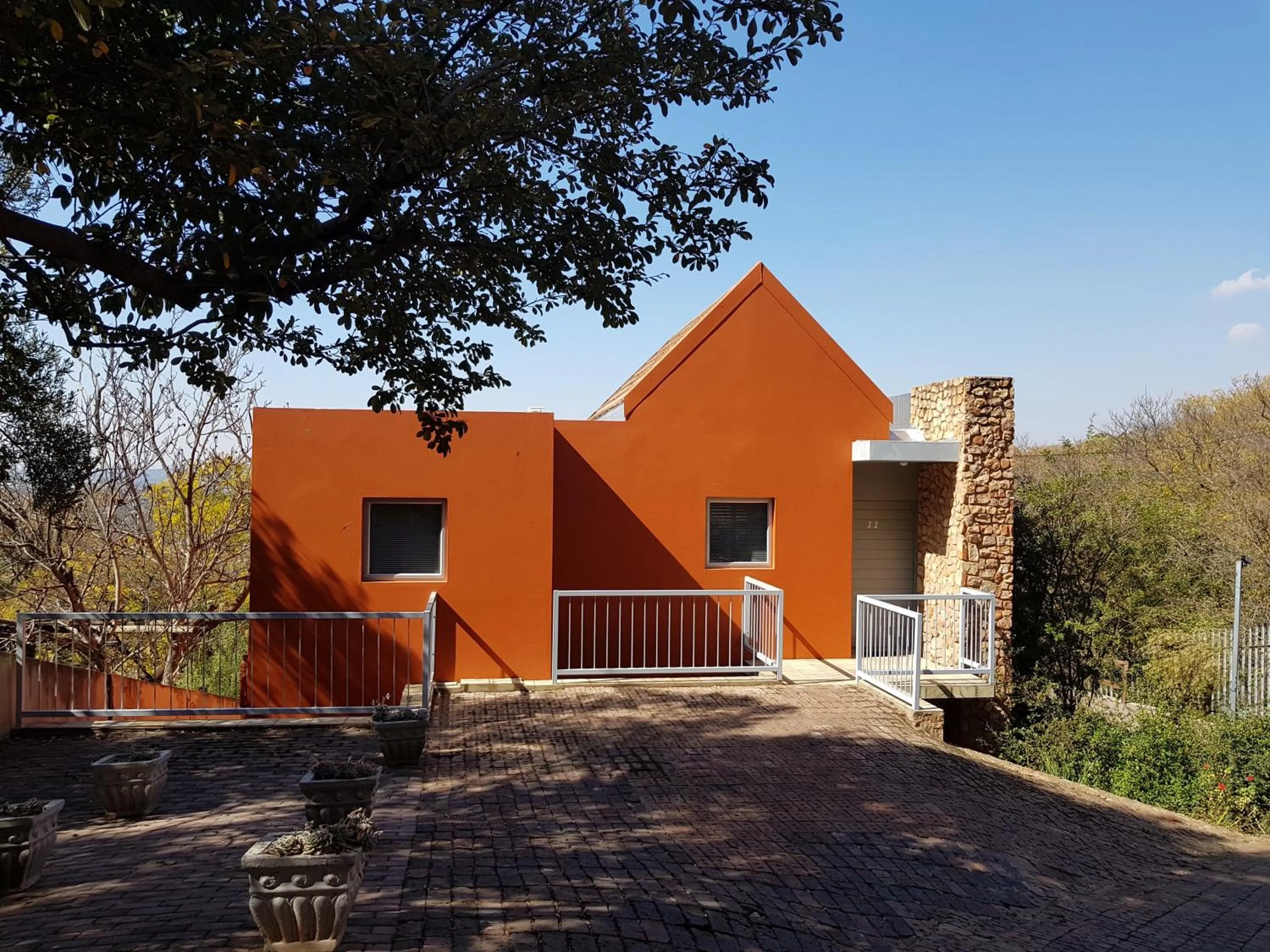 Facade/entrance in Orangerie Guest House