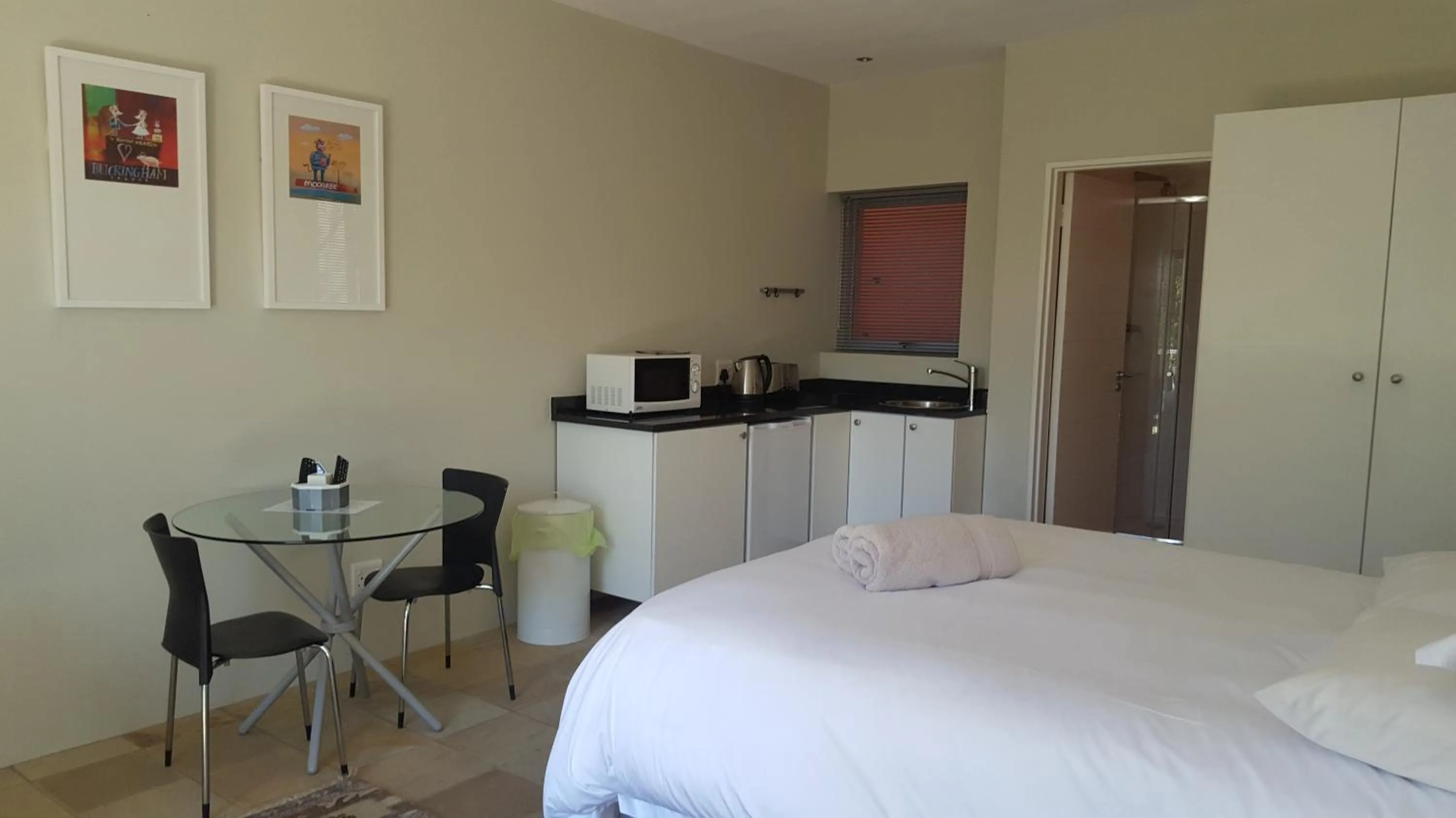 Kitchen or kitchenette, Bed in Orangerie Guest House