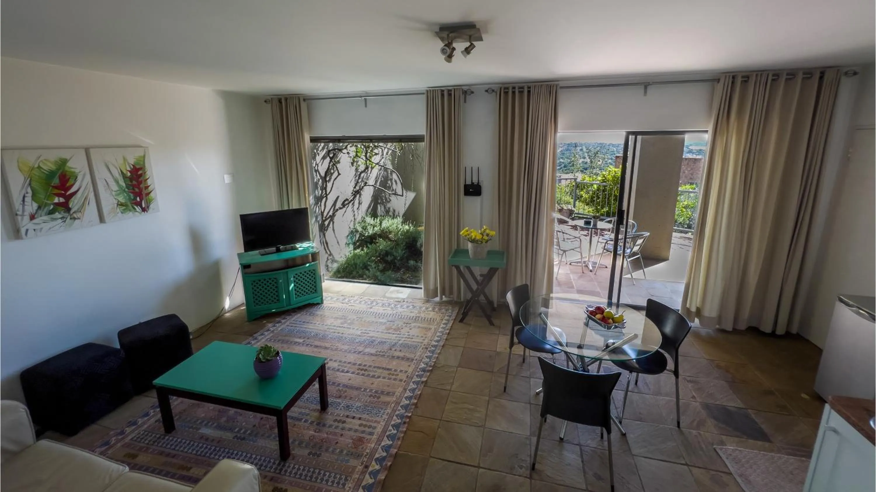 TV and multimedia in Orangerie Guest House