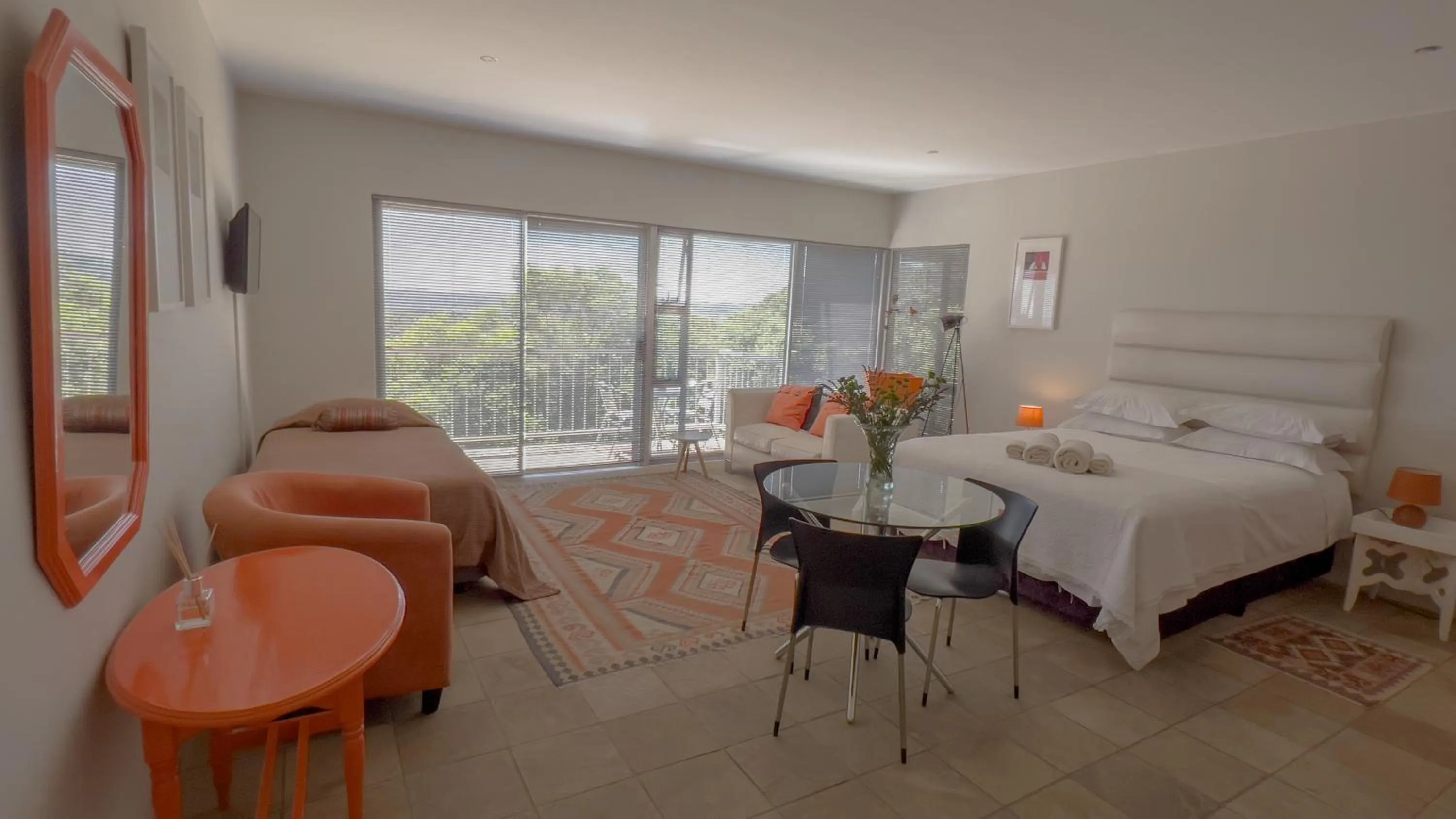 Photo of the whole room, Bed in Orangerie Guest House