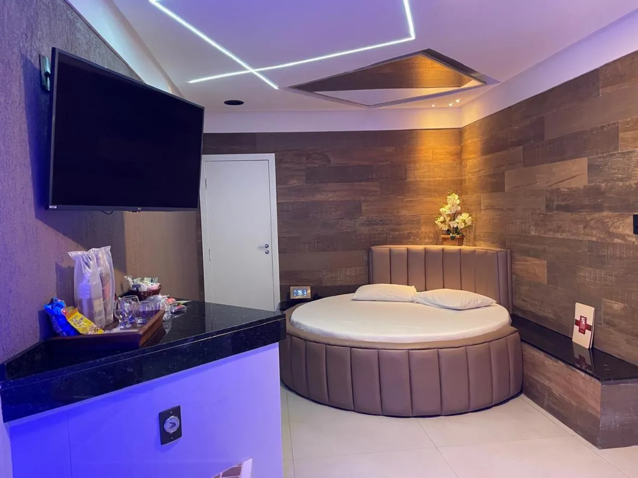 Bed in Bora Bora Motel