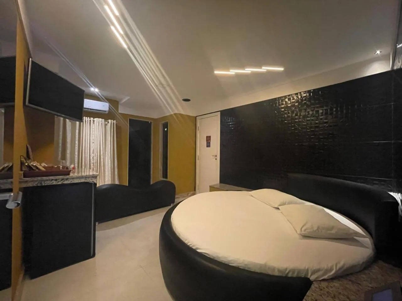 Bedroom, Bed in Bora Bora Motel