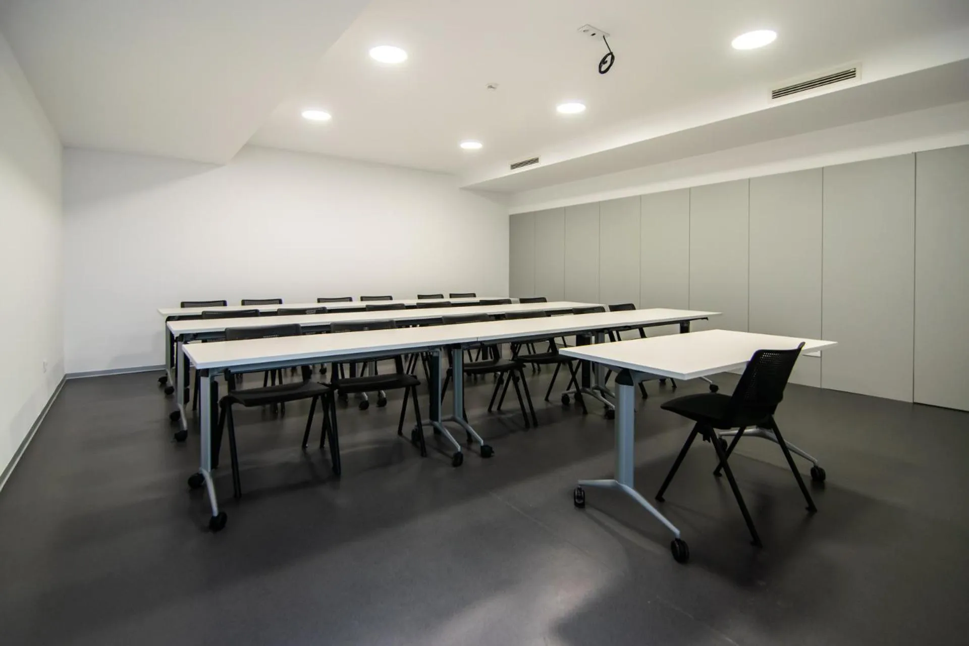Meeting/conference room in HI Braga - Pousada de Juventude