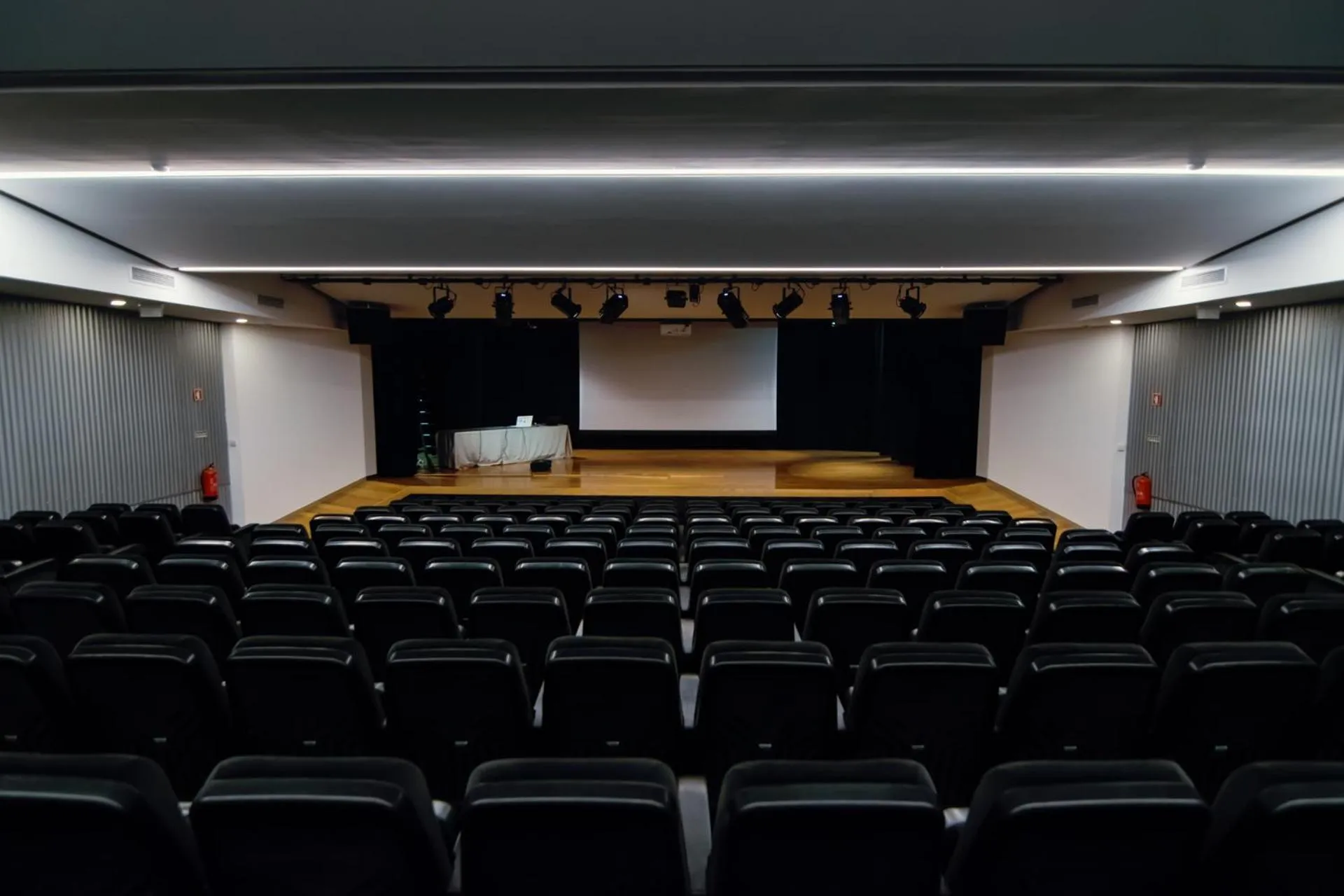 Meeting/conference room in HI Braga - Pousada de Juventude