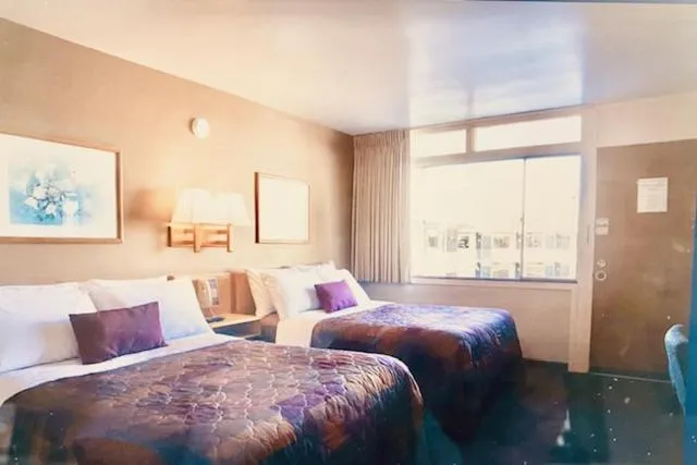 Bed in Heart O' Chicago Motel