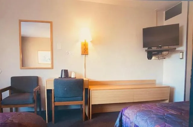 Bed in Heart O' Chicago Motel