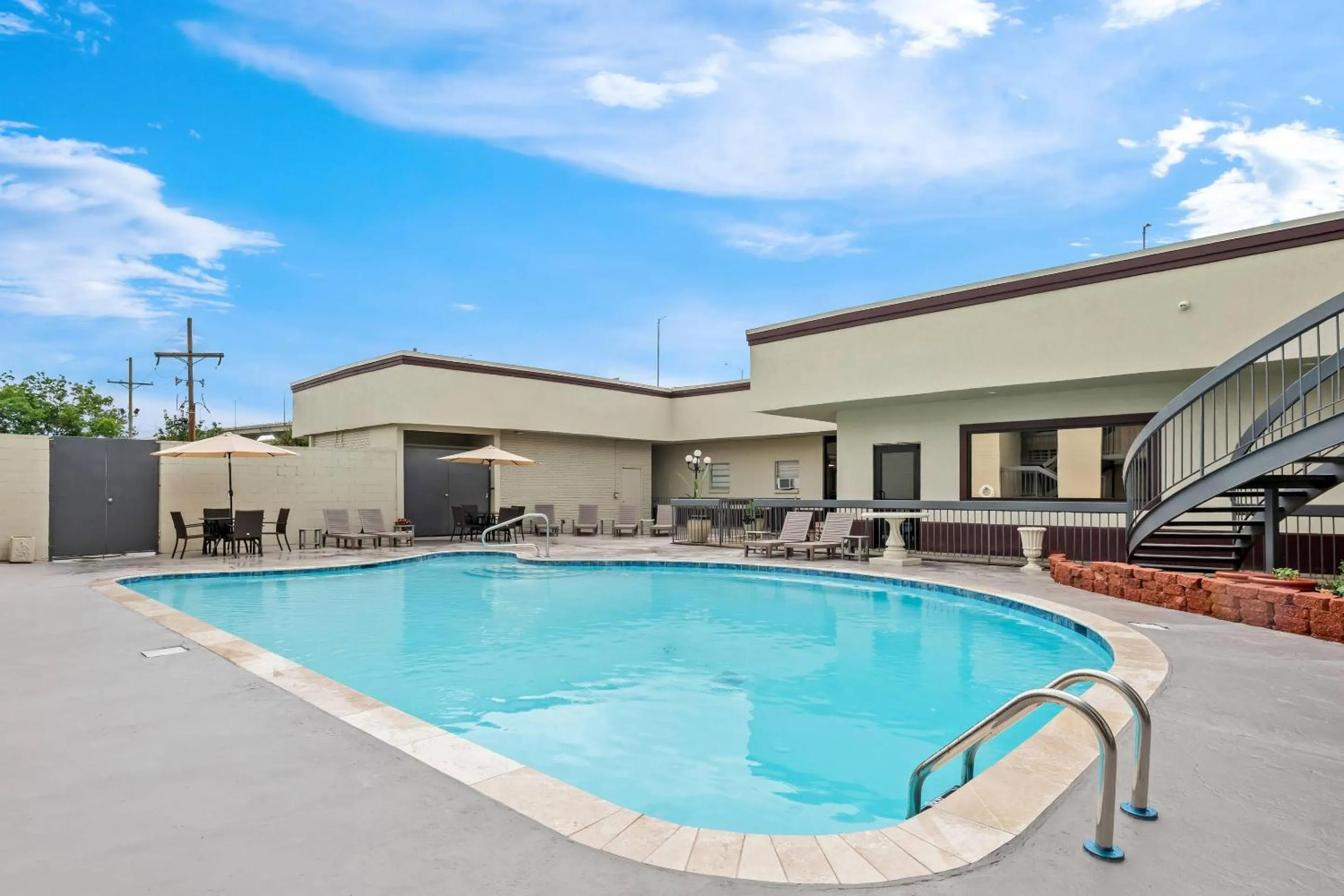 Swimming pool in Quality Inn Harvey - New Orleans