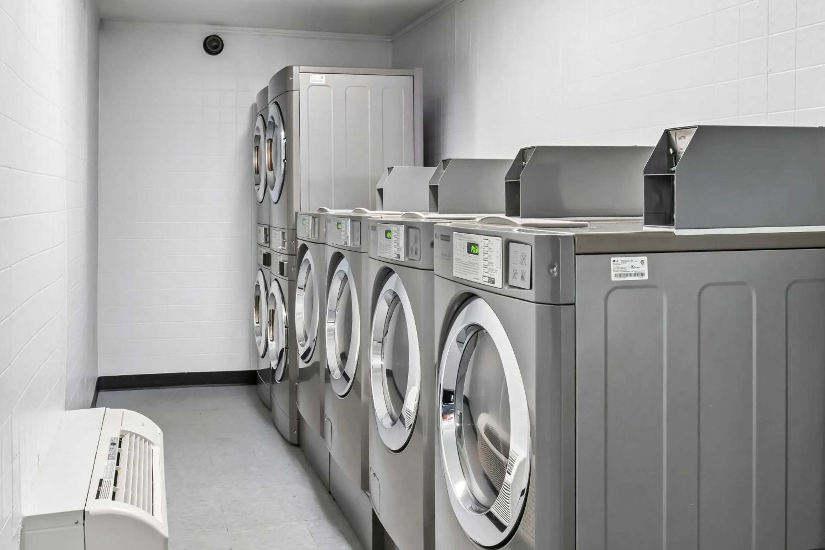 washing machine in Quality Inn Harvey - New Orleans