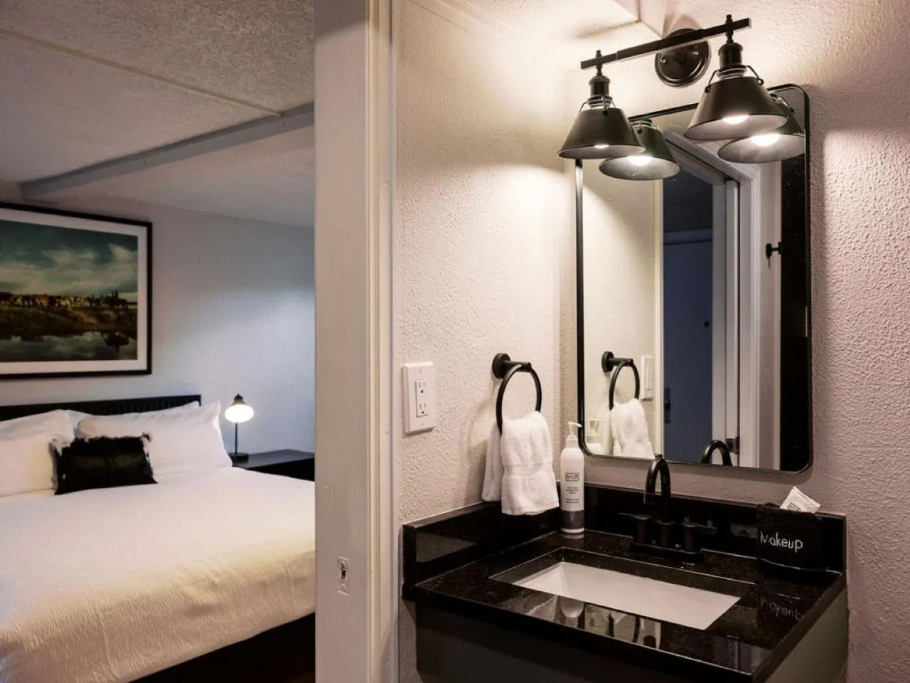 Bathroom, Bed in Western Lodge