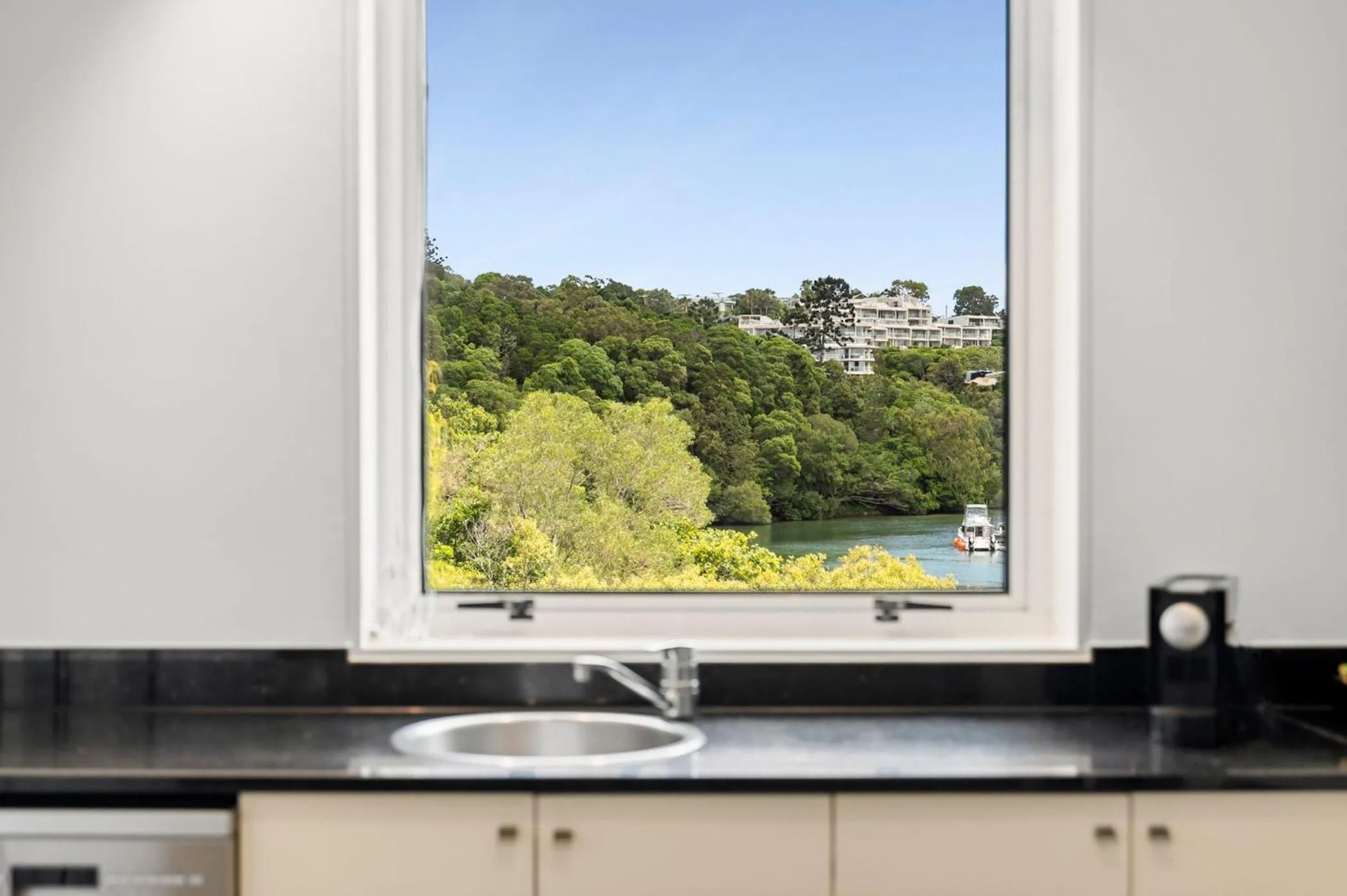 Kitchen or kitchenette in Hastings Suites by Stay Noosa