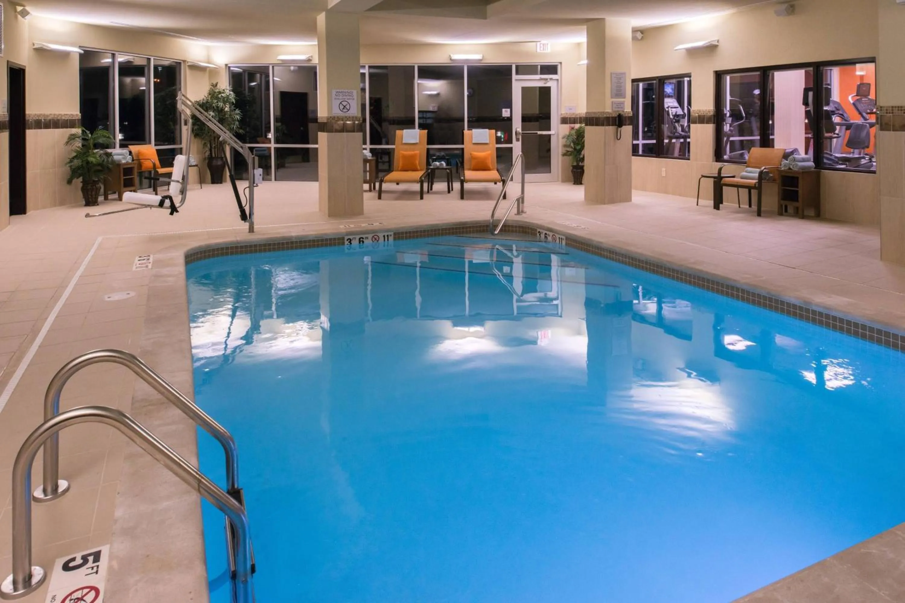 Swimming pool in Courtyard by Marriott Hot Springs