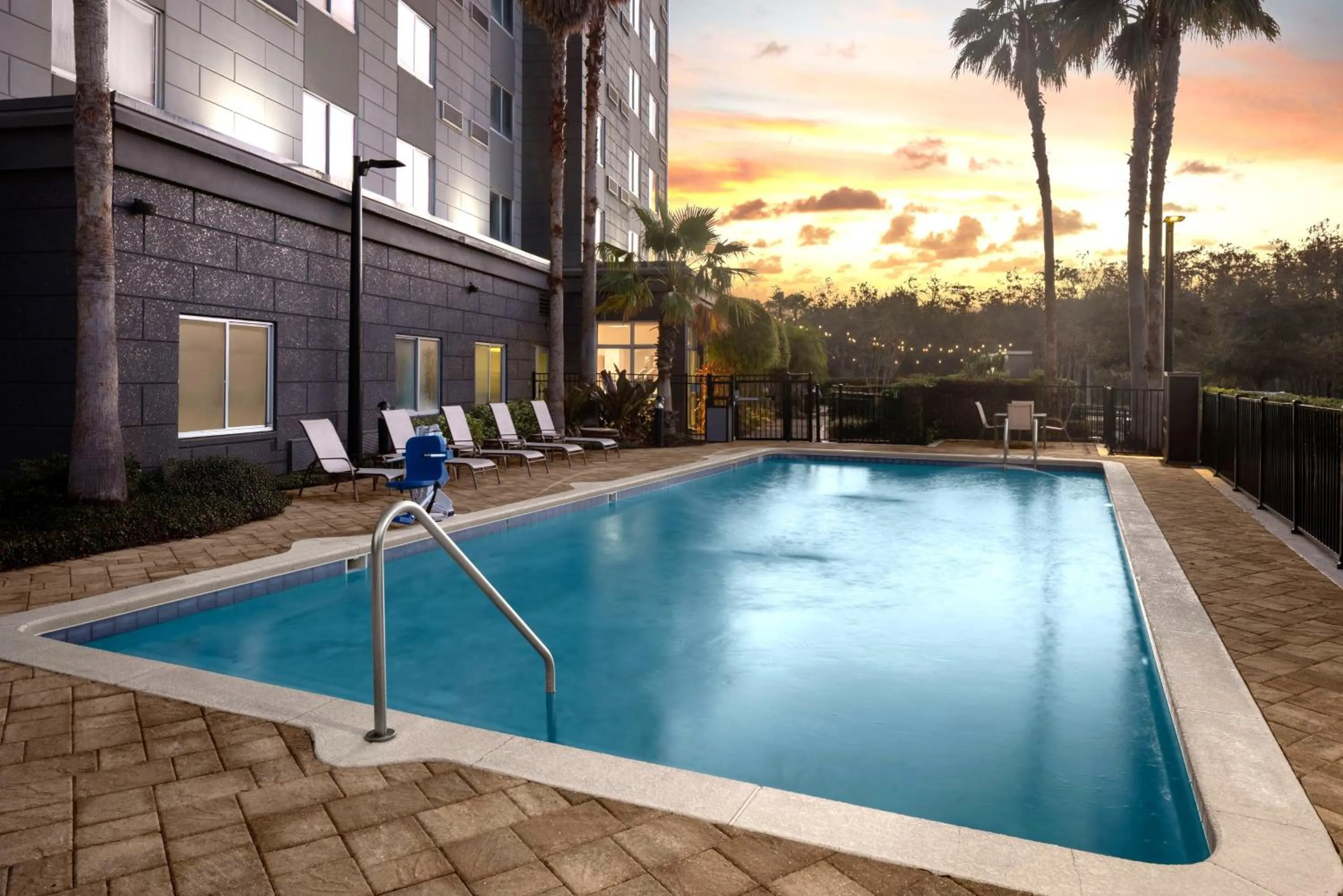 Swimming pool in Courtyard by Marriott Orlando South/Grande Lakes Area