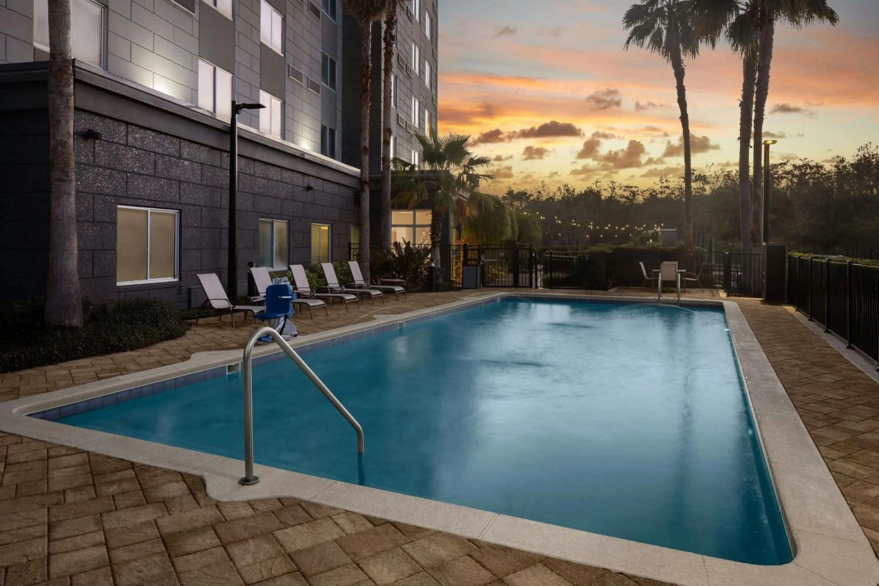 Swimming pool in Courtyard by Marriott Orlando South/Grande Lakes Area