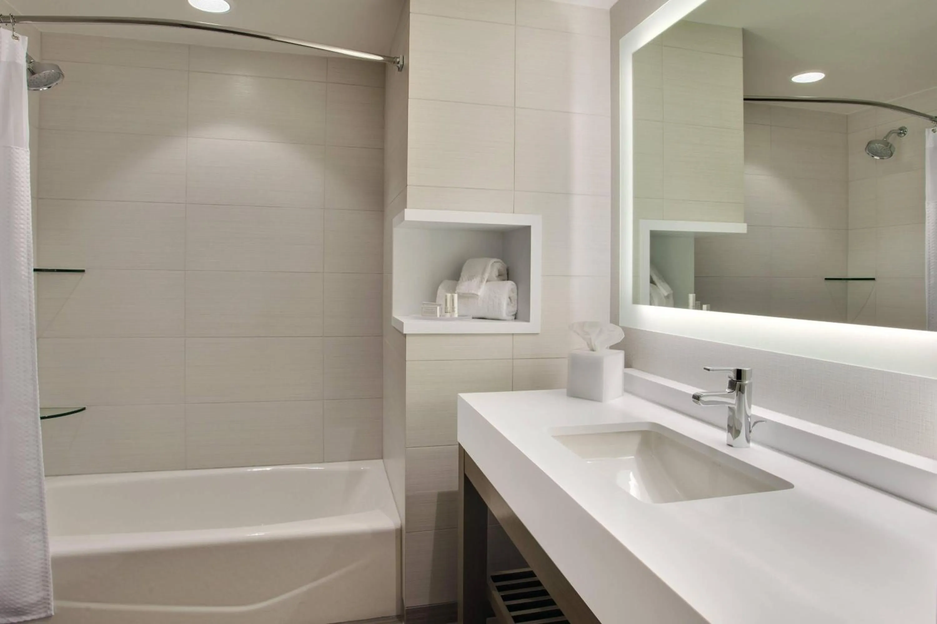 Bathroom in Courtyard by Marriott Orlando South/Grande Lakes Area