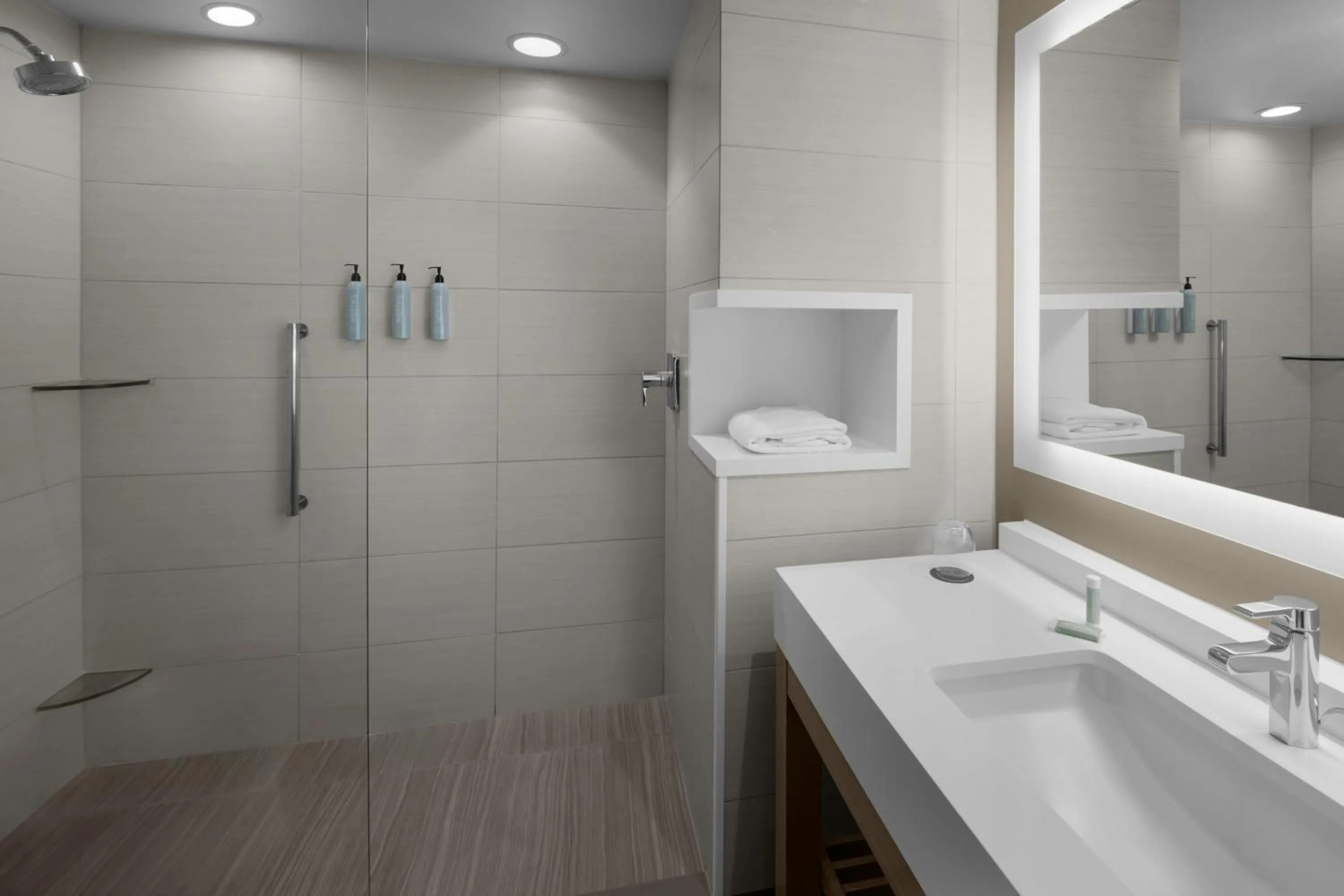 Bathroom in Courtyard by Marriott Orlando South/Grande Lakes Area