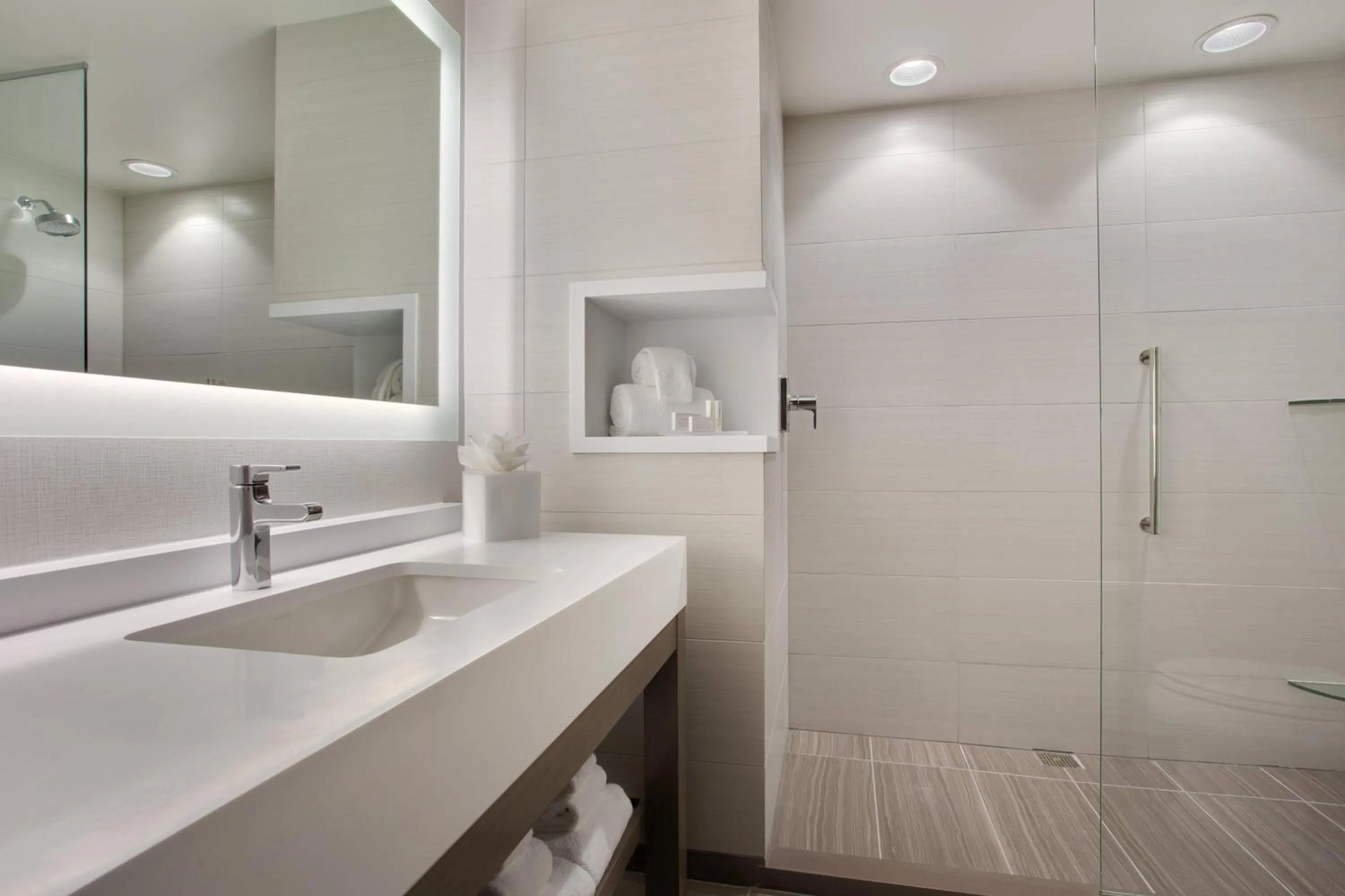 Bathroom in Courtyard by Marriott Orlando South/Grande Lakes Area