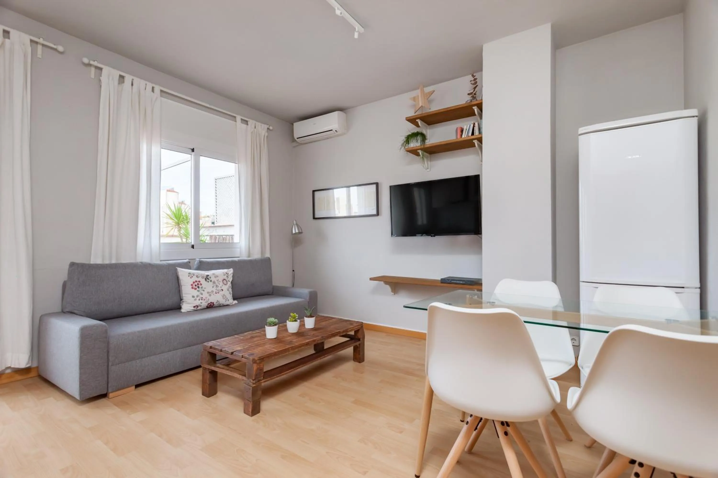 TV and multimedia in Flateli Roger 16