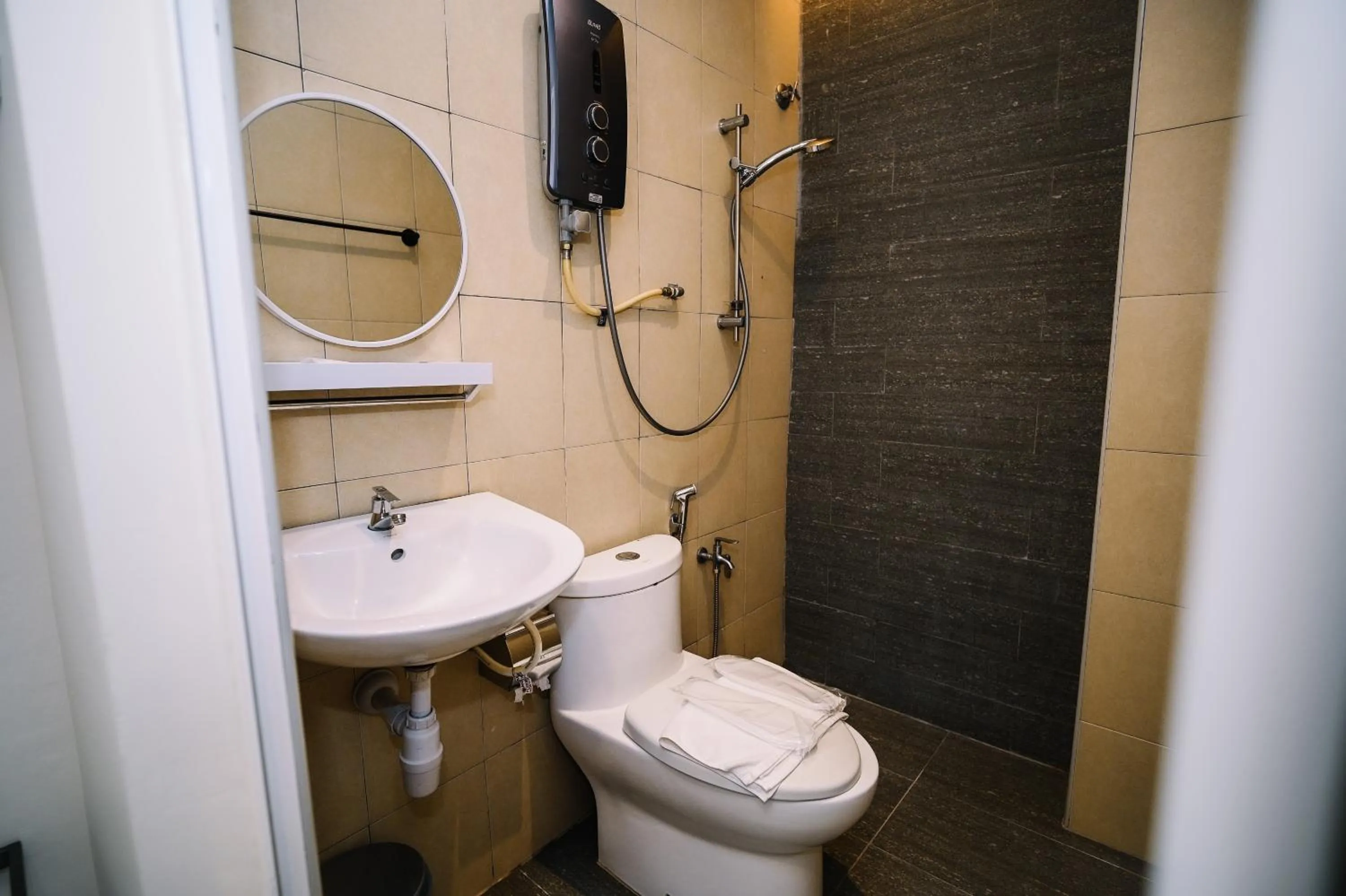 Shower in Swing & Pillows - Kelana Jaya Selangor