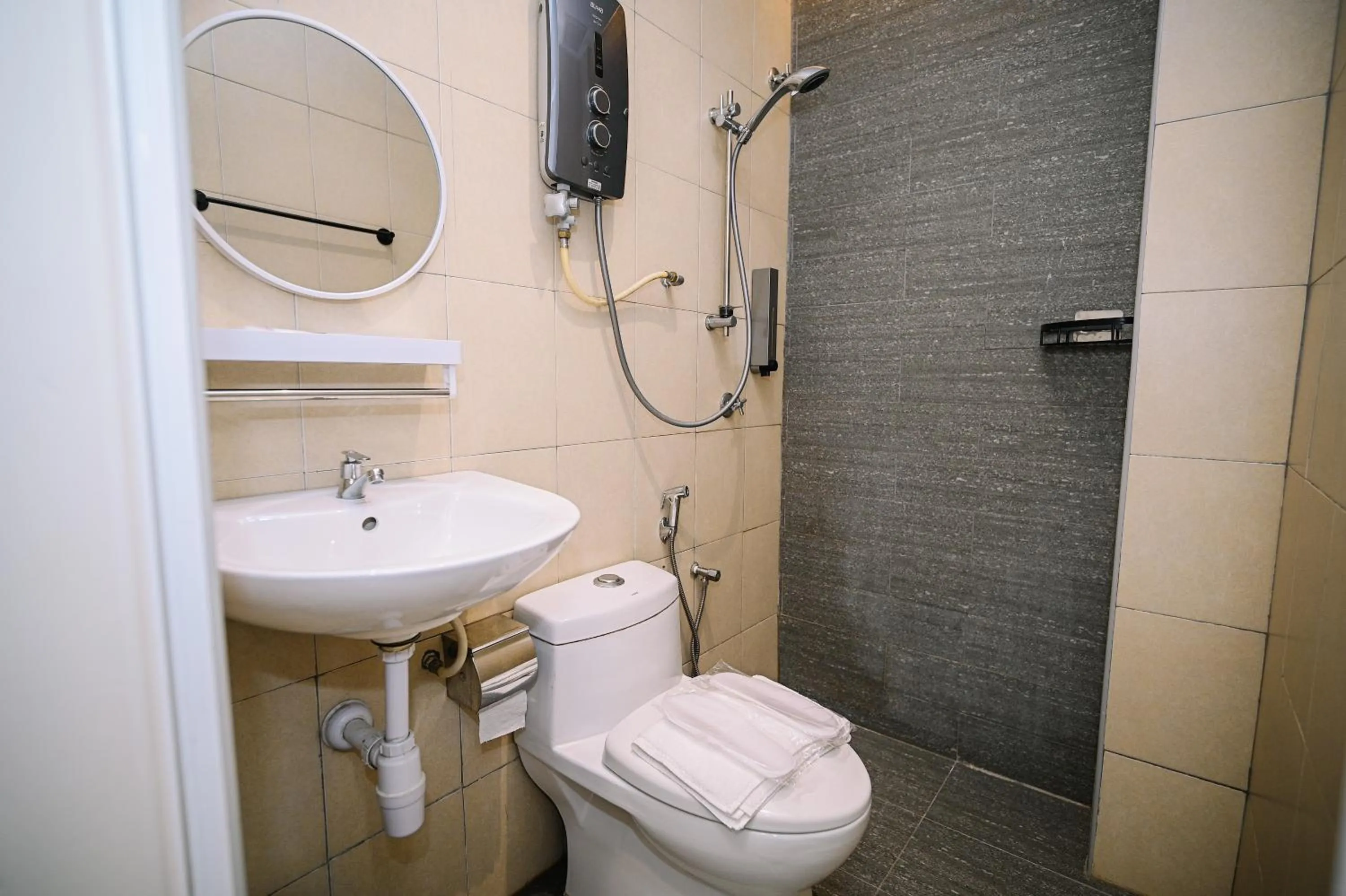 Shower in Swing & Pillows - Kelana Jaya Selangor