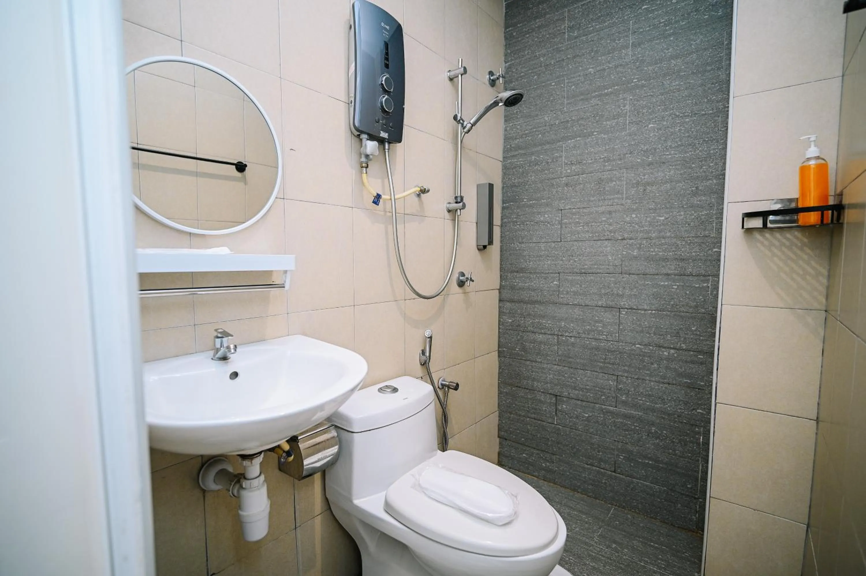 Shower in Swing & Pillows - Kelana Jaya Selangor