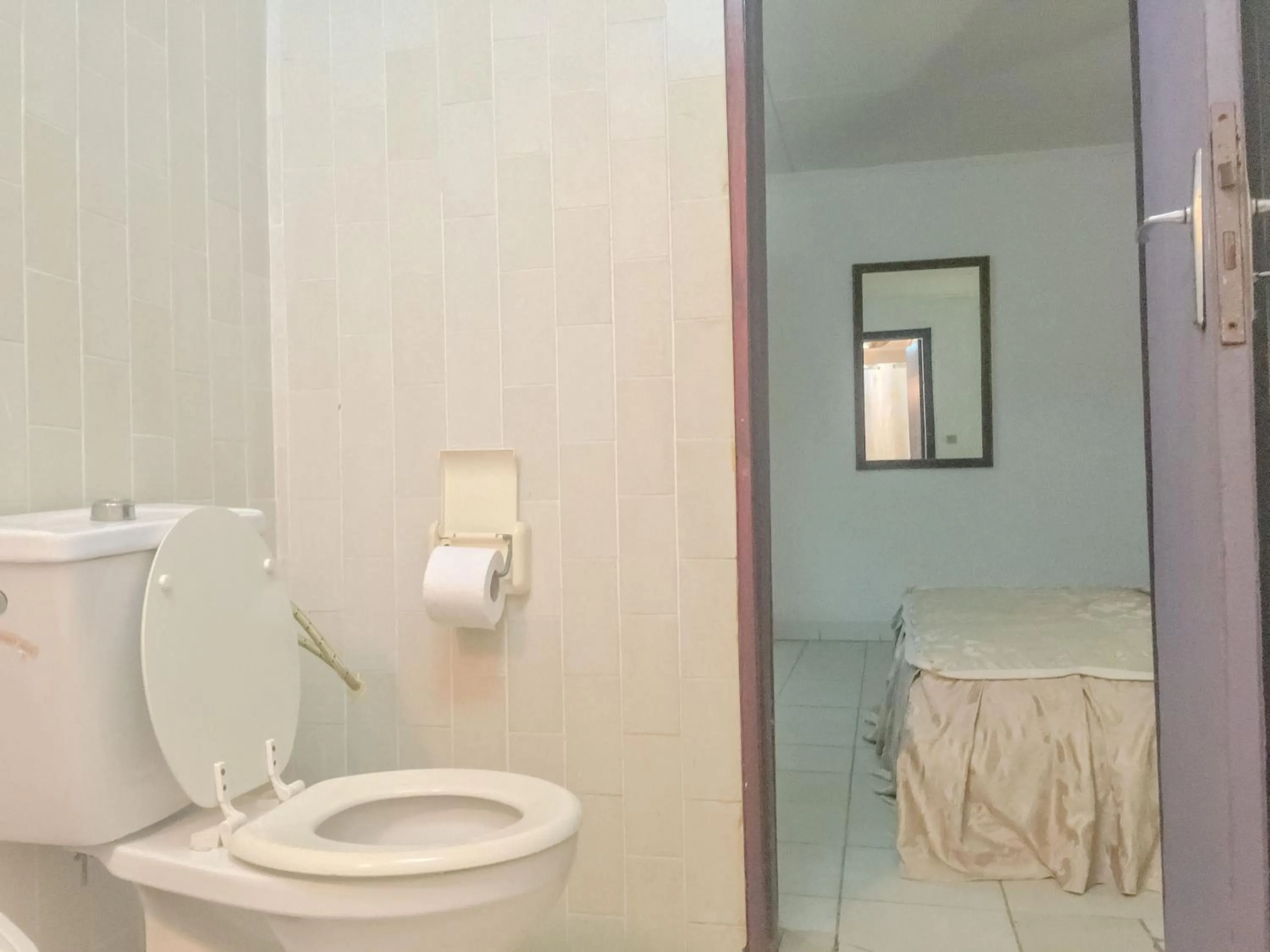 Toilet in Hôtel Framotel Kribi