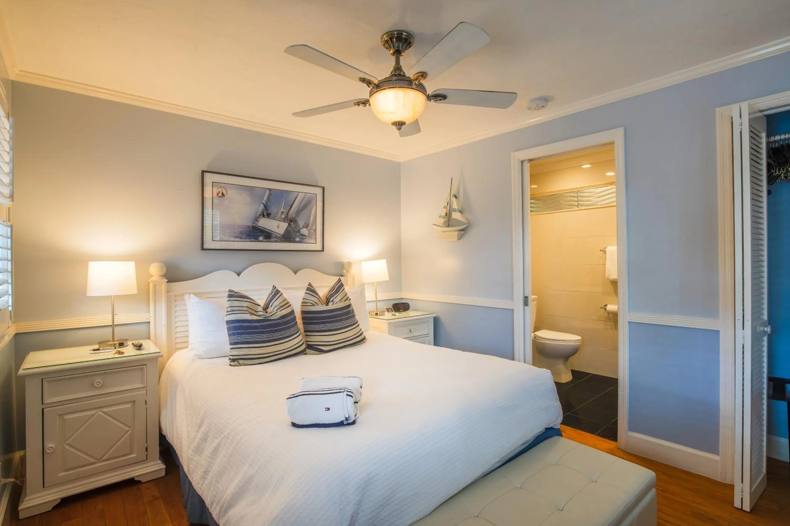 Photo of the whole room, Bed in Duval Inn - Key West
