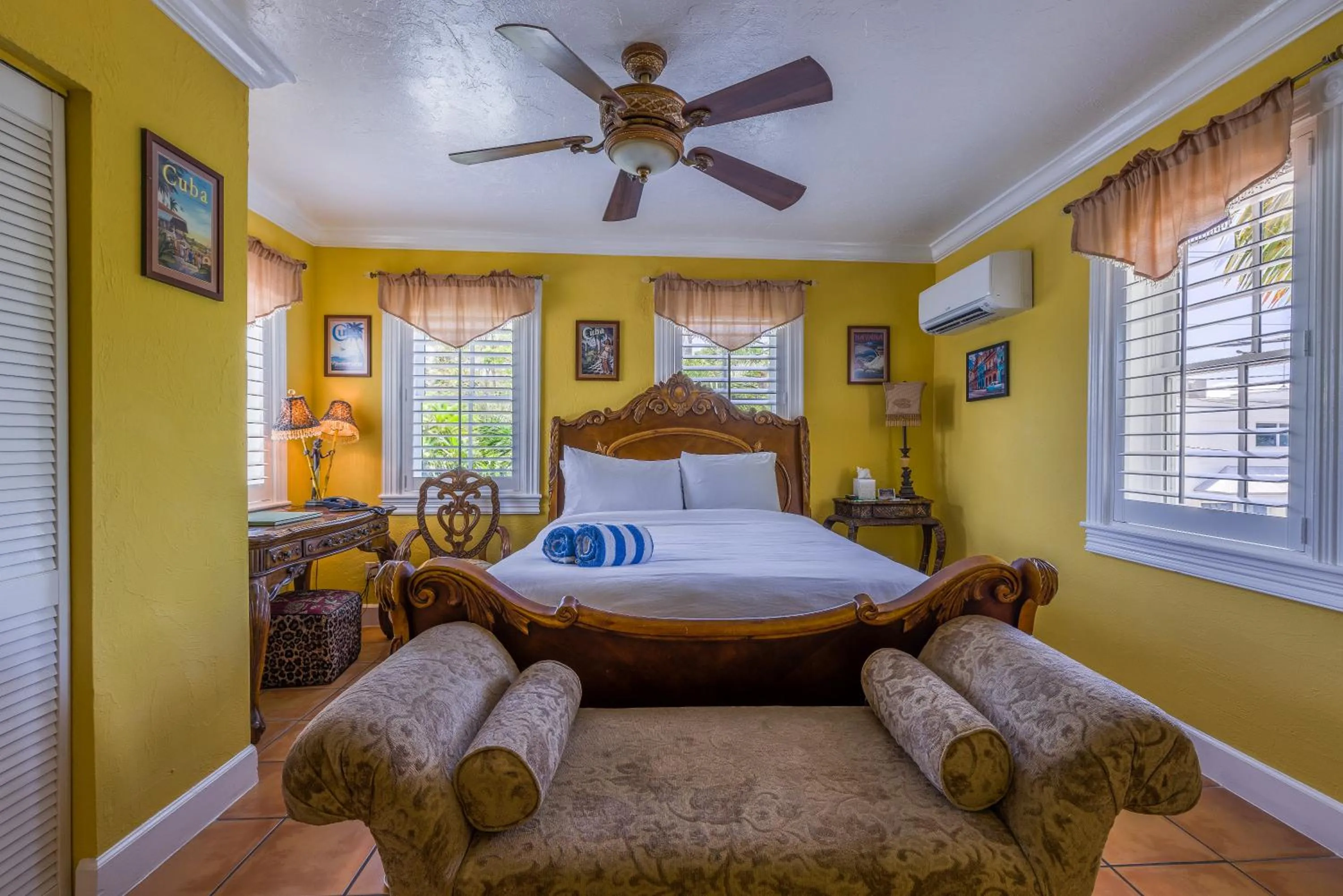 Photo of the whole room, Bed in Duval Inn - Key West