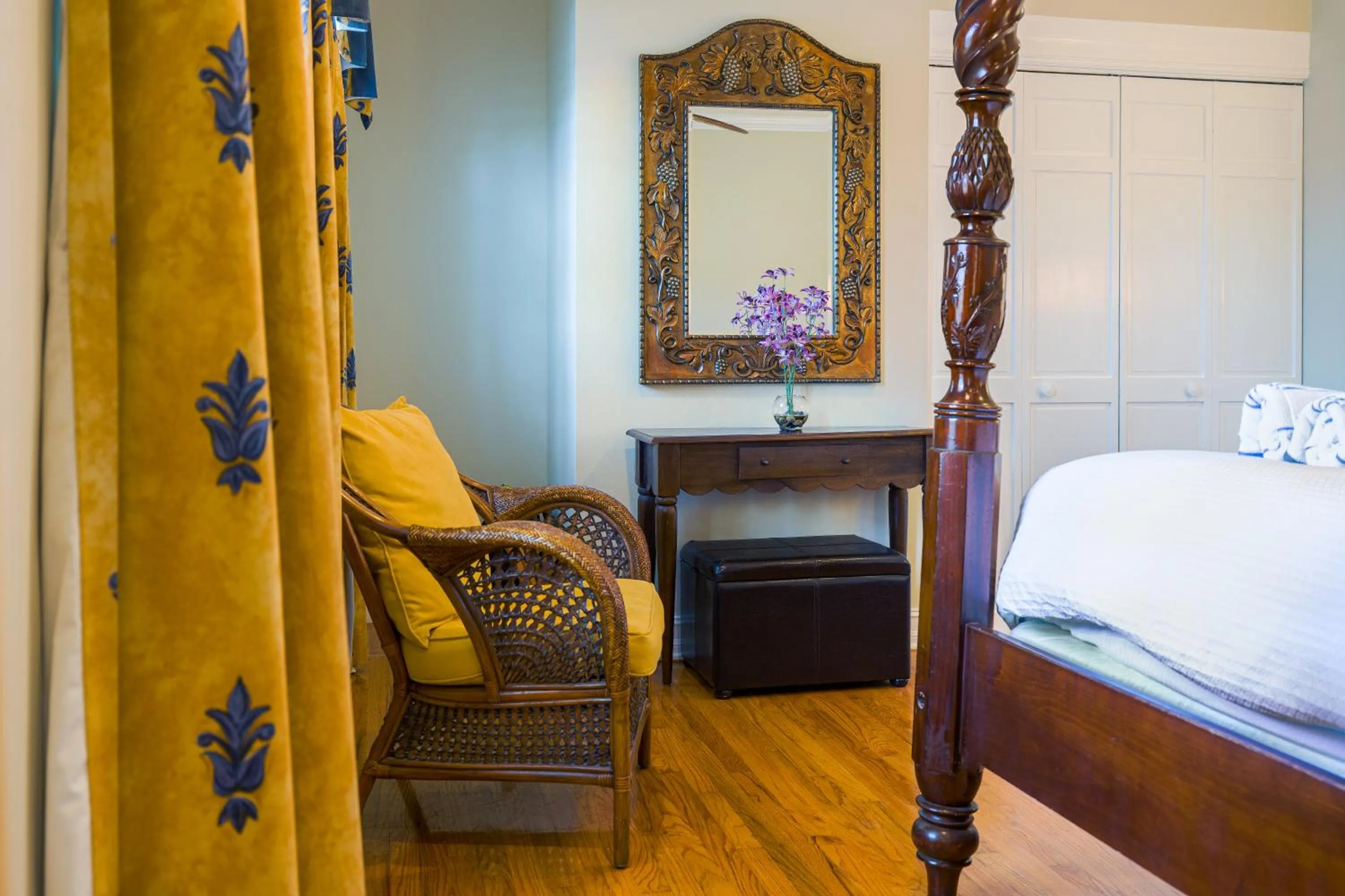 Seating area, Bed in Duval Inn - Key West