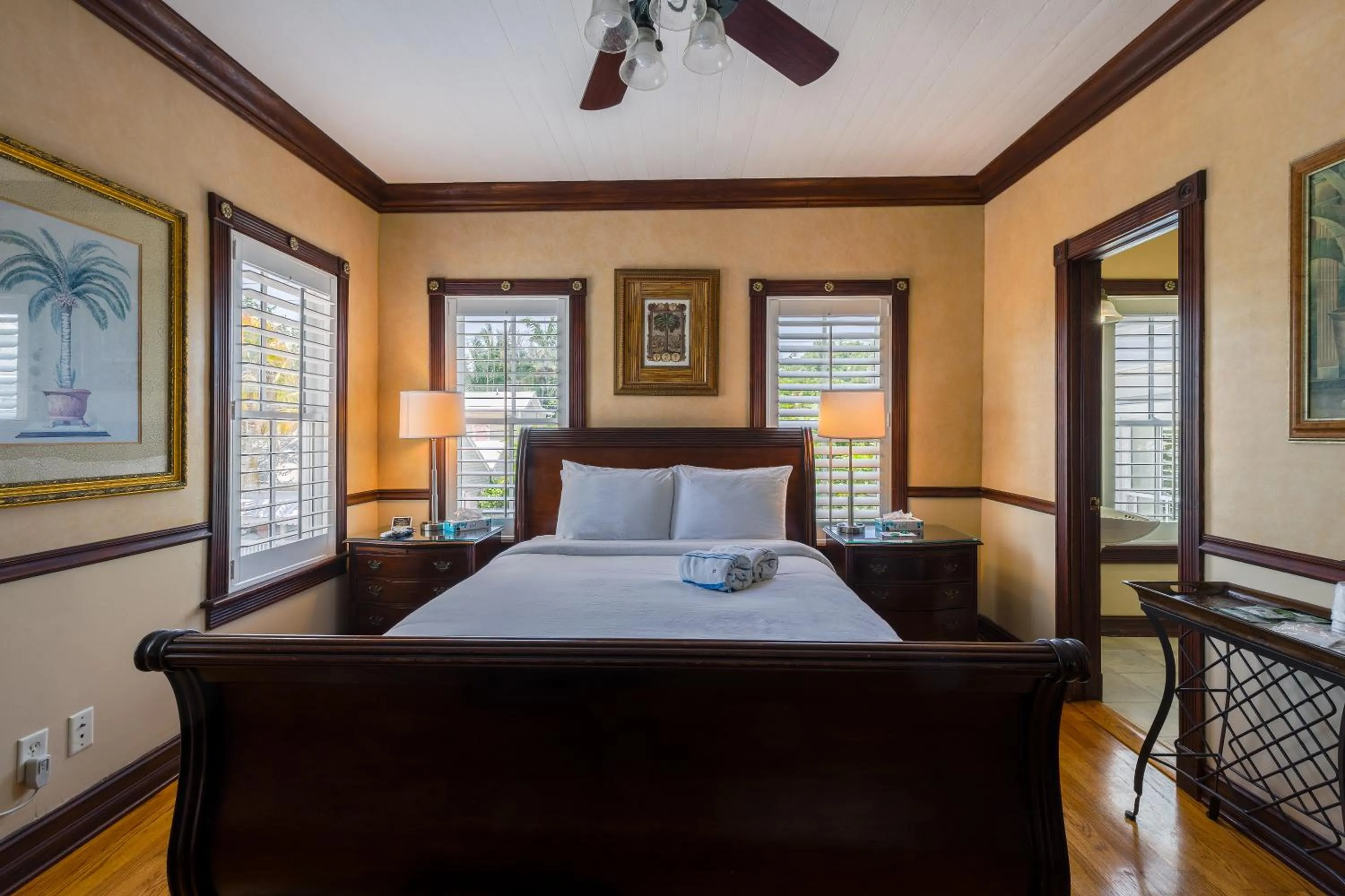 Photo of the whole room, Bed in Duval Inn - Key West